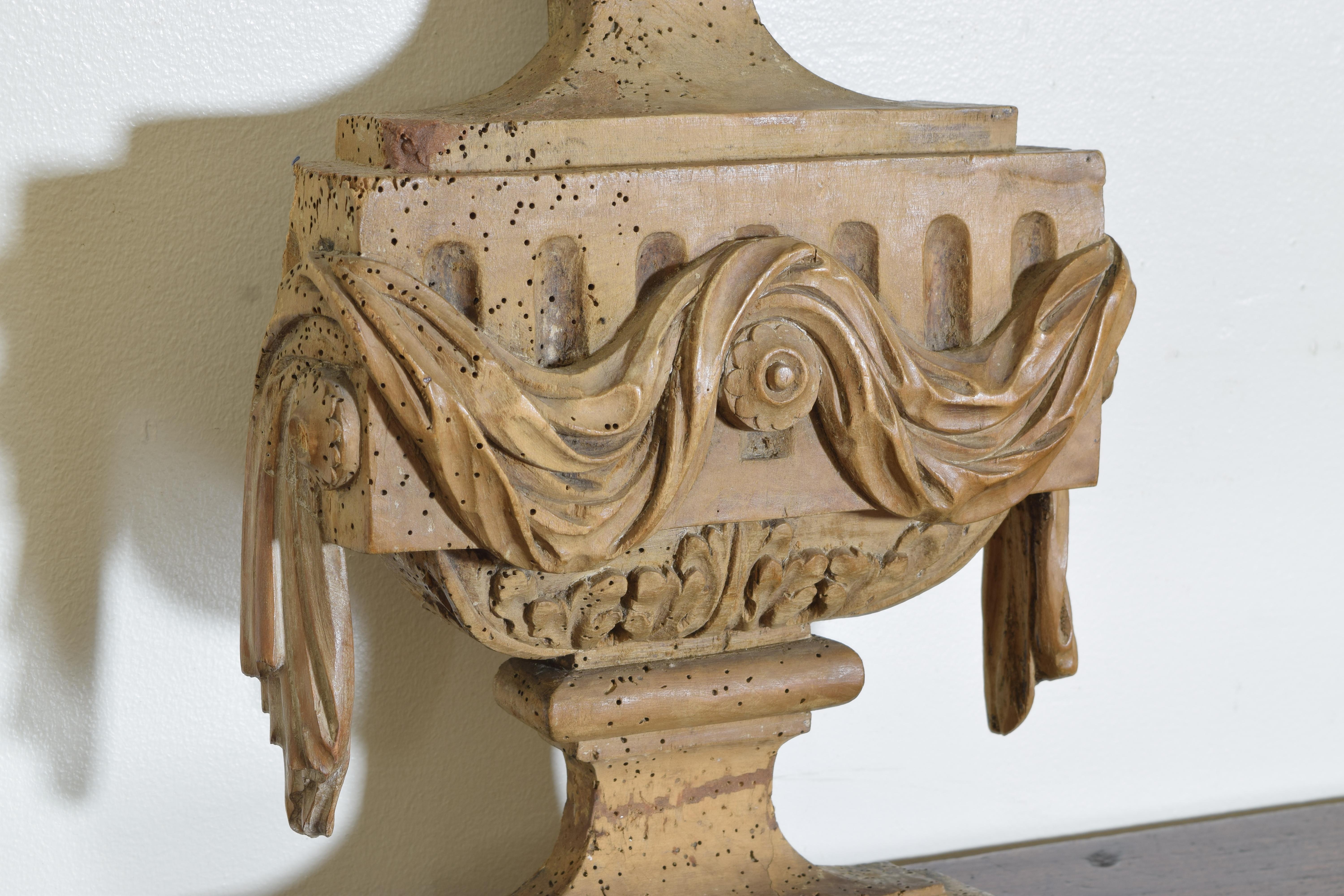 Paire de chapiteaux en bois sculpté de style néoclassique continental, fin du XVIIIe siècle Bon état - En vente à Atlanta, GA