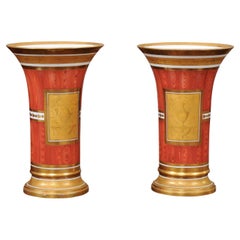 Paire de vases continentaux orange en faux bois et doré à motif néoclassique