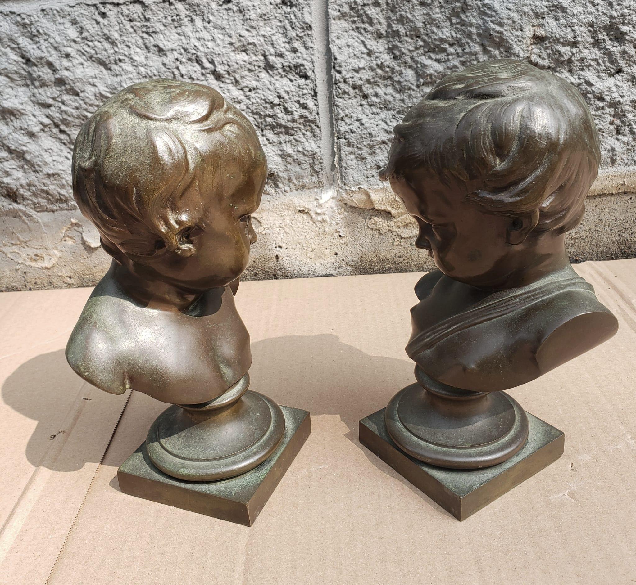 Paire de bustes de jeunes en bronze patiné de style continental en bon état de conservation. Environ 10