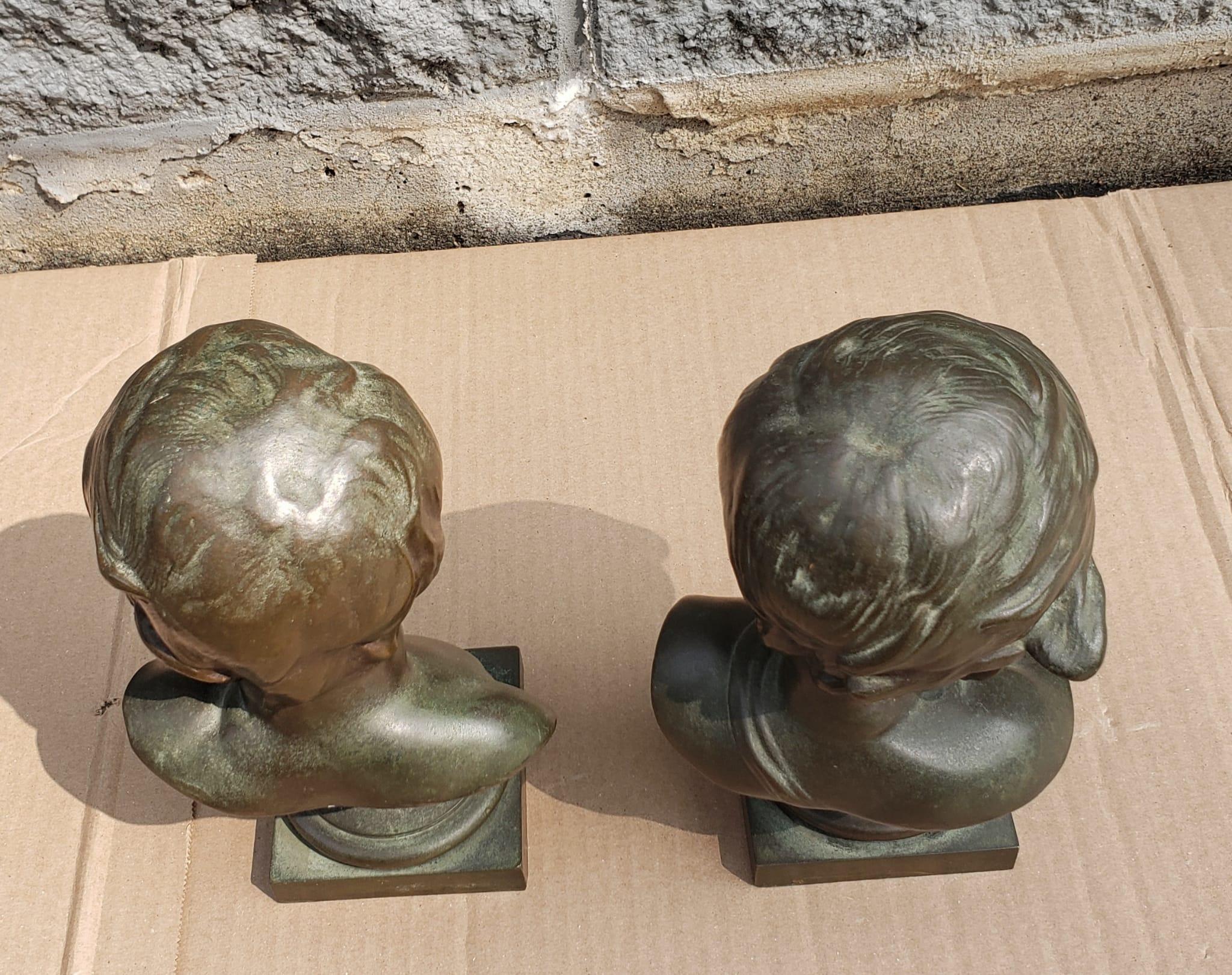 Américain Paire de bustes continentaux en bronze patiné représentant des jeunes, vers les années 1880 en vente