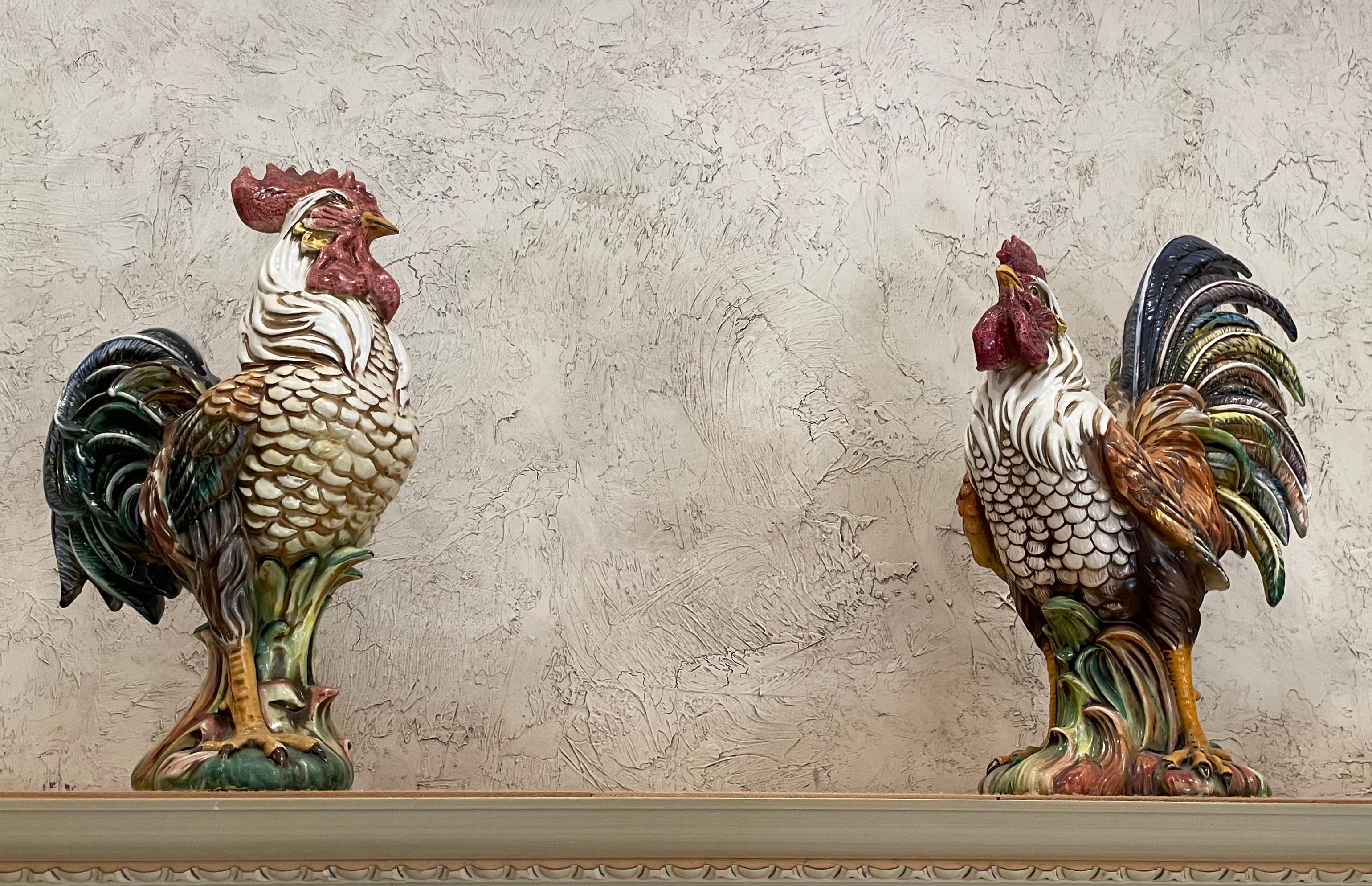 XX secolo Coppia di galli continentali in ceramica decorata in policromia in vendita