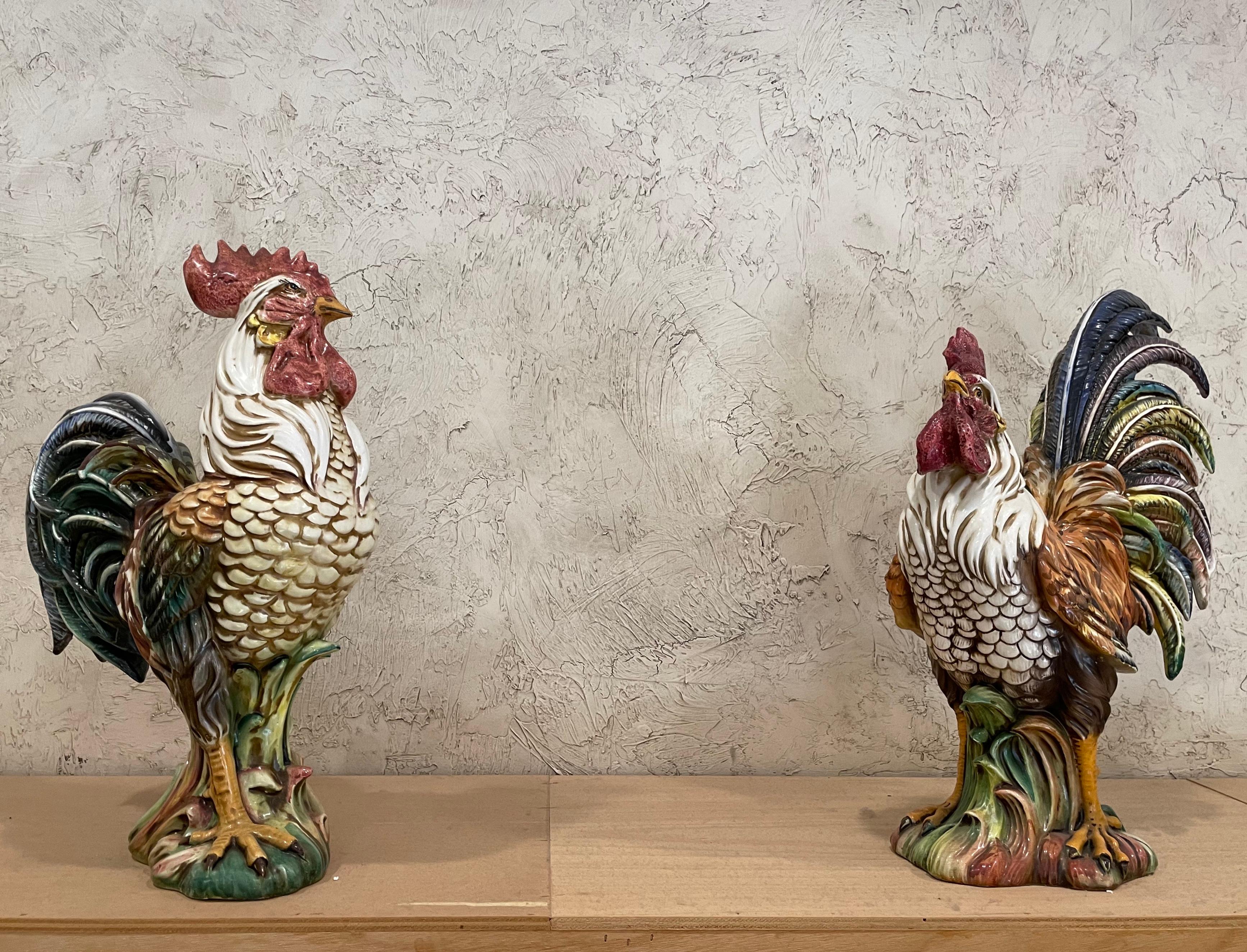 Ceramica Coppia di galli continentali in ceramica decorata in policromia in vendita