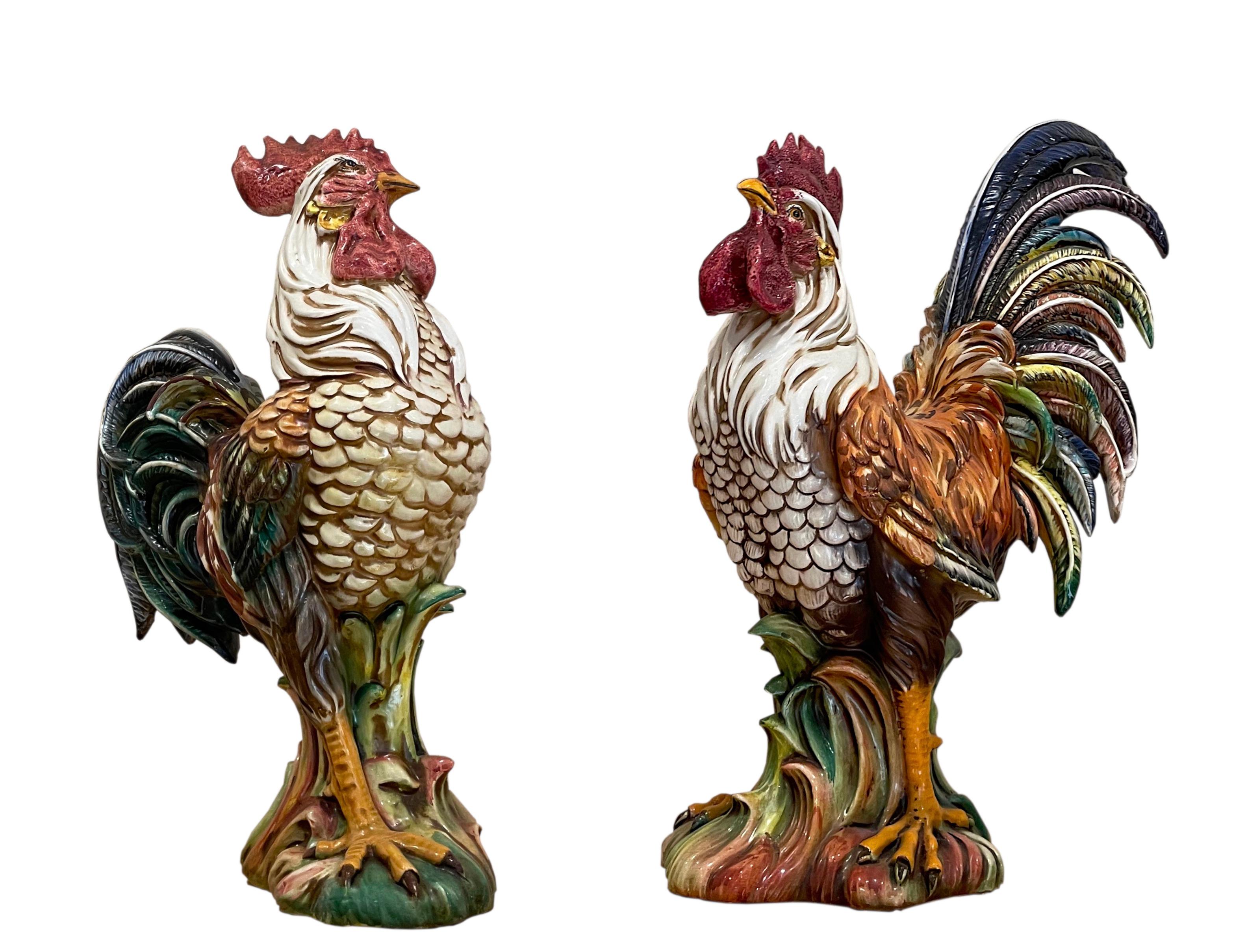 Coppia di galli continentali in ceramica decorata in policromia in vendita 3