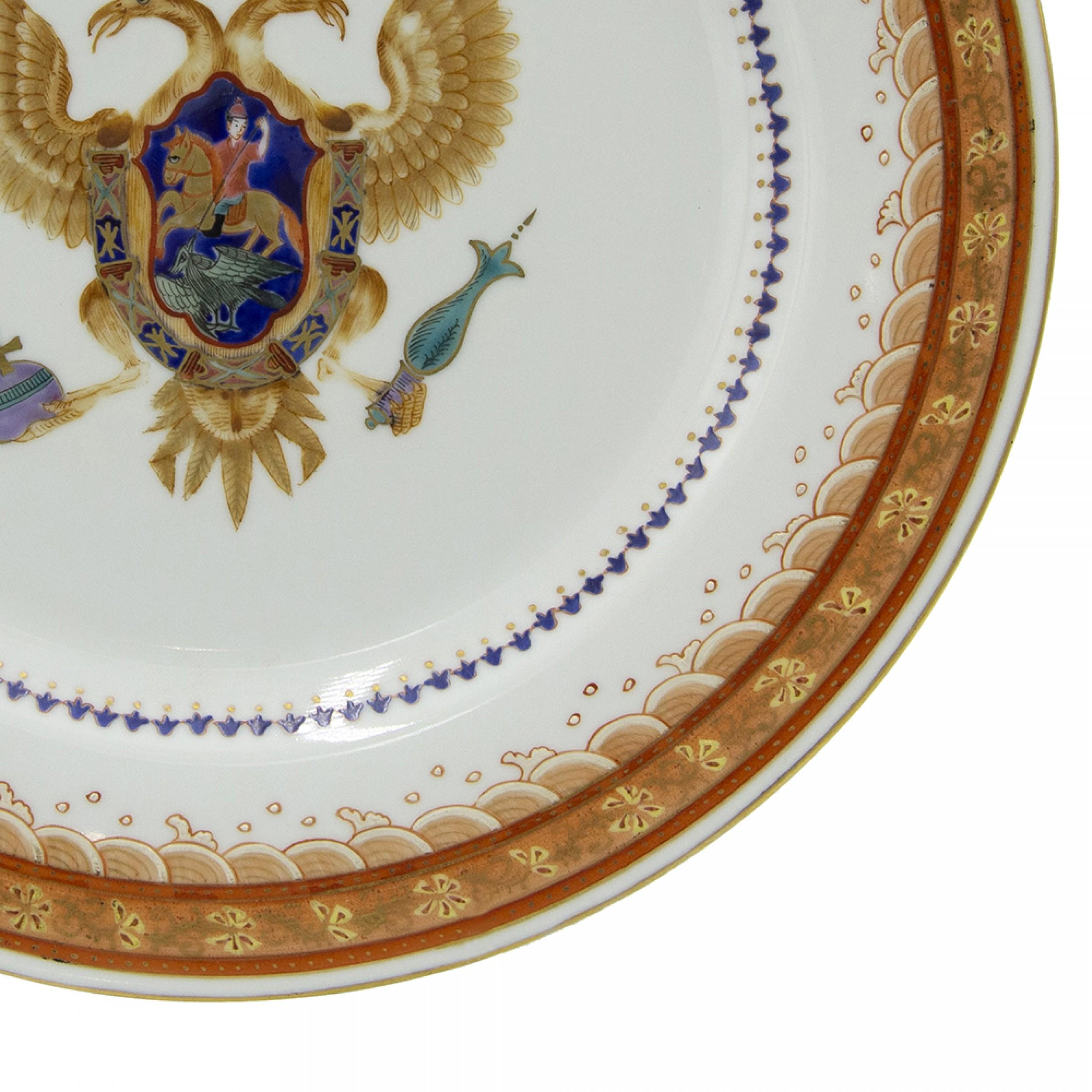 COPPIA di piatti da portata continentali (esportazione cinese del XIX secolo) con stemma a doppia aquila centrato e bordo. (Possibilmente stemma imperiale russo) (PREZZO IN COPPIA)