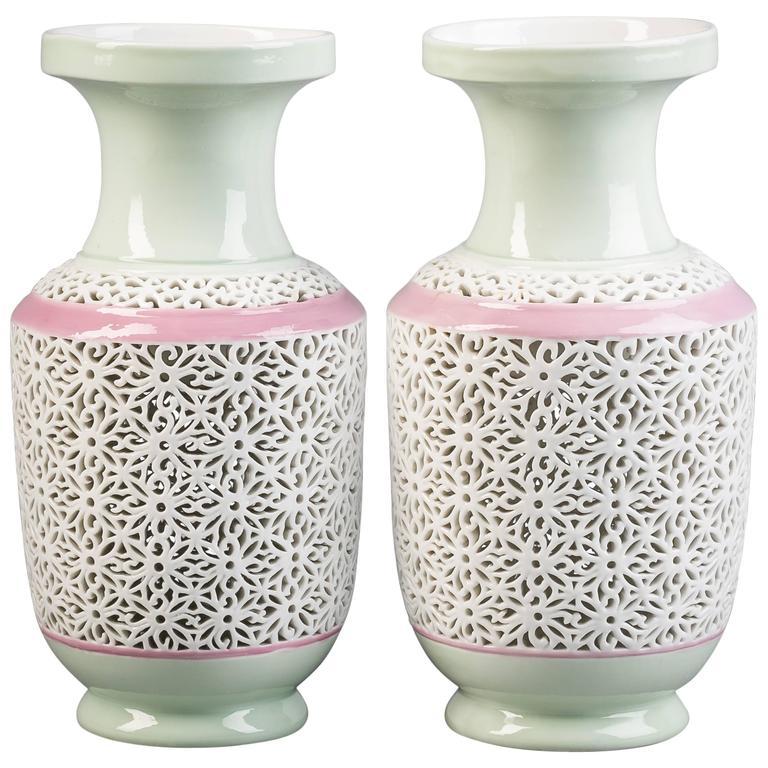 Vasen aus blassem Celadon-Porzellan, um 1890, Paar (19. Jahrhundert) im Angebot