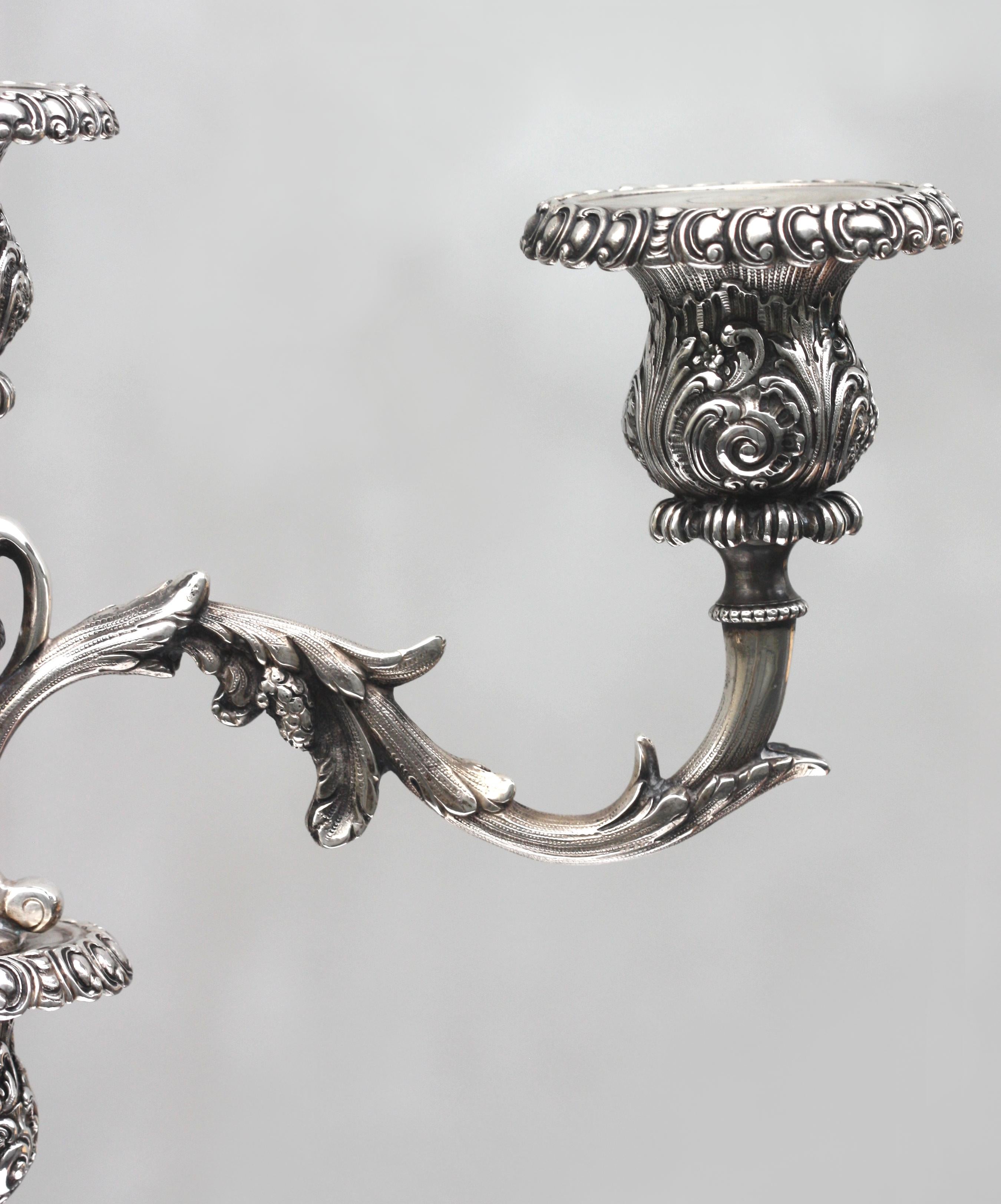 Paar kontinentale dreiflammige Silberkandelaber-Kandelaber im Renaissance-Stil des späten 19. Jahrhunderts im Zustand „Gut“ im Angebot in West Palm Beach, FL