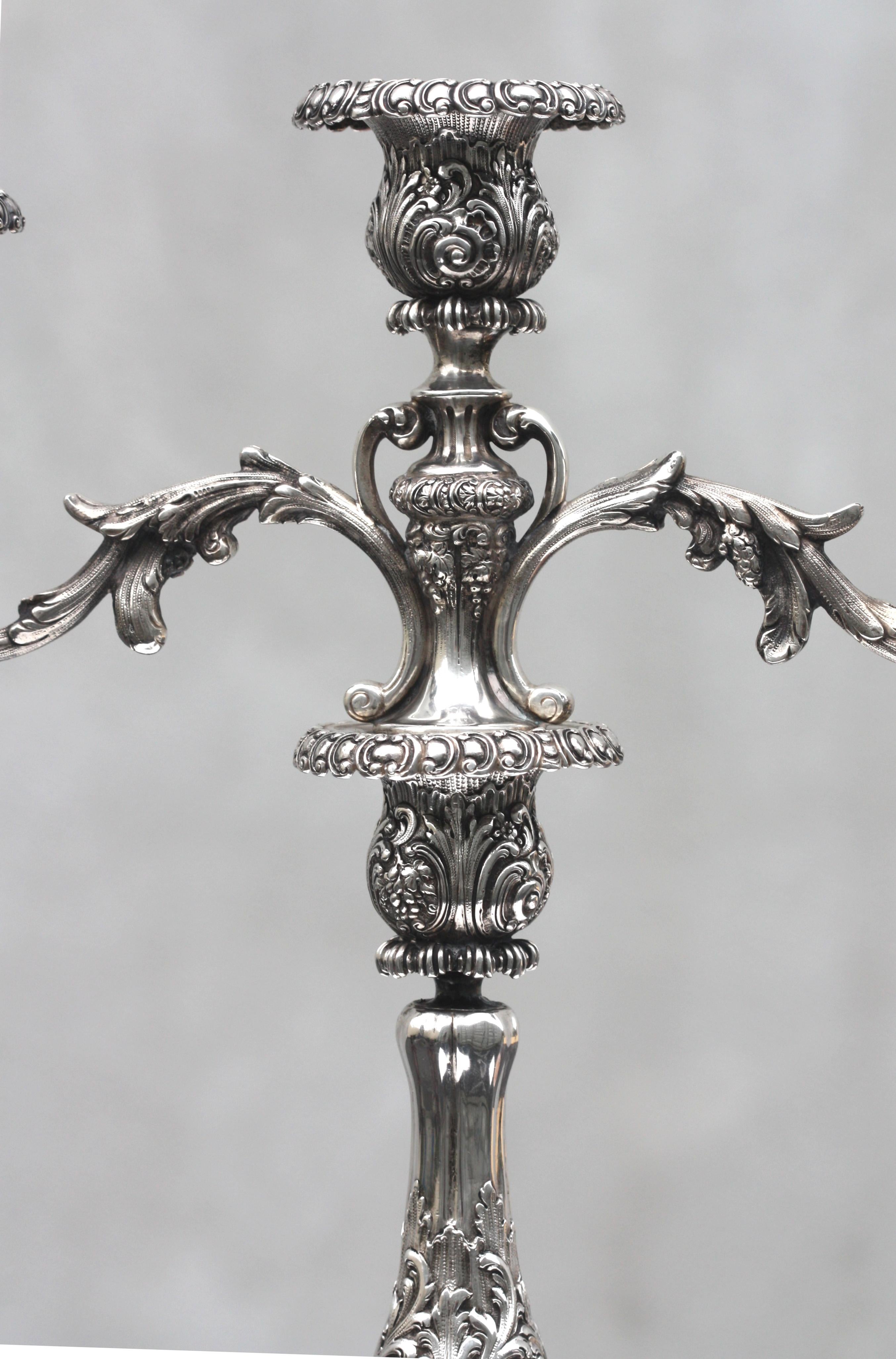 XIXe siècle Paire de chandeliers à trois lumières en argent de style Renaissance continentale Fin du 19e siècle en vente