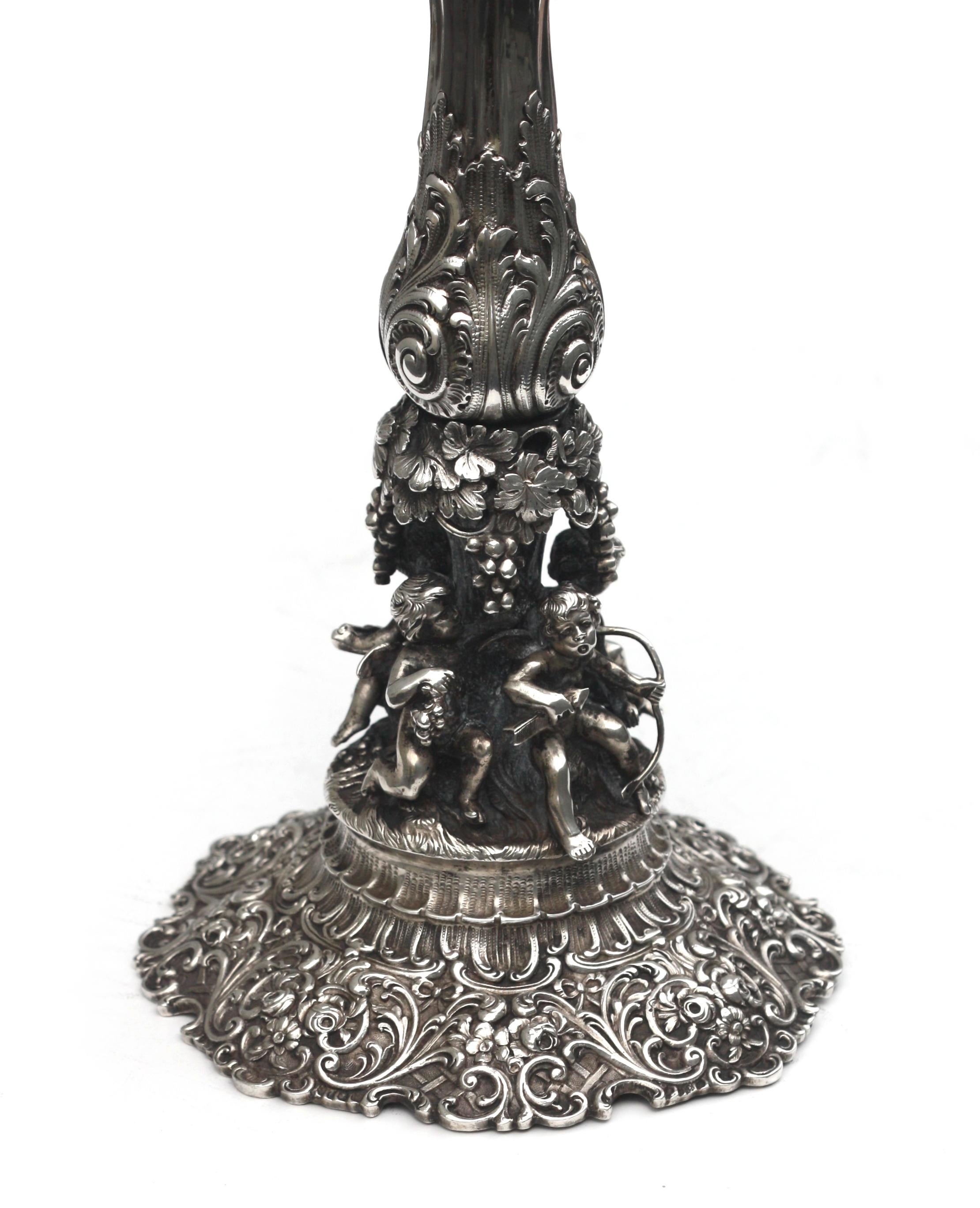 Argent Paire de chandeliers à trois lumières en argent de style Renaissance continentale Fin du 19e siècle en vente
