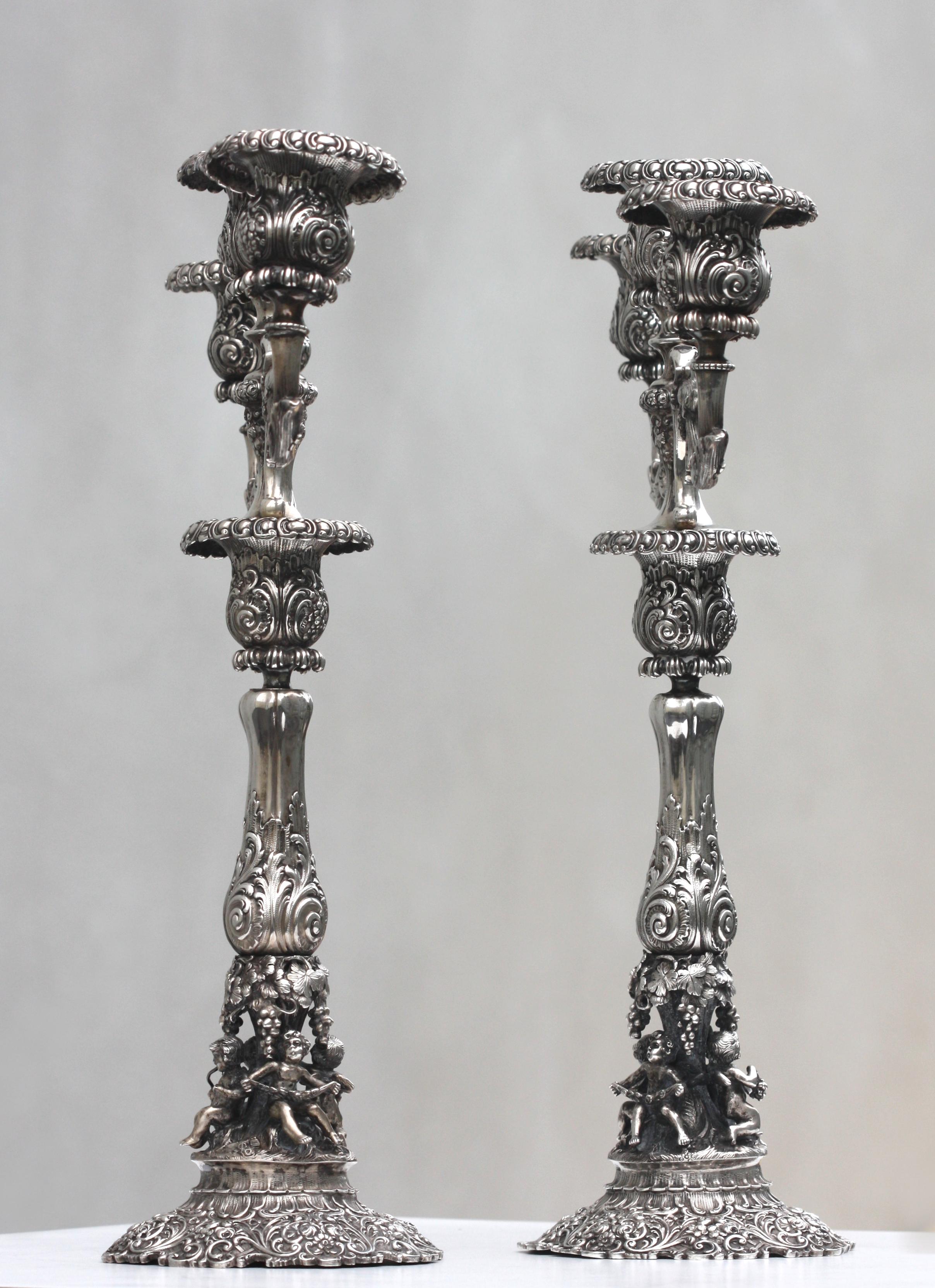 Paire de chandeliers à trois lumières en argent de style Renaissance continentale Fin du 19e siècle en vente 1
