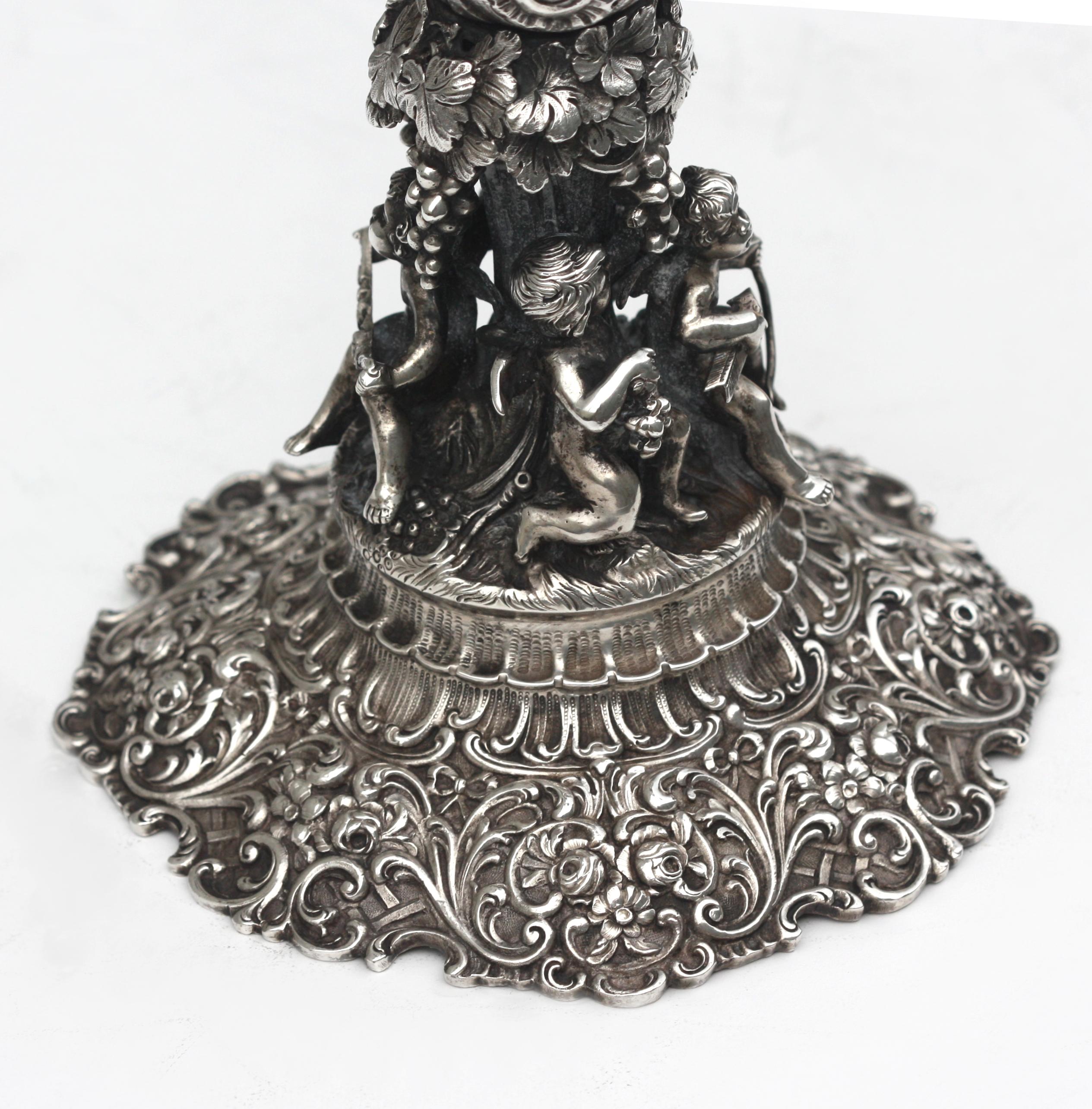 Paire de chandeliers à trois lumières en argent de style Renaissance continentale Fin du 19e siècle en vente 2