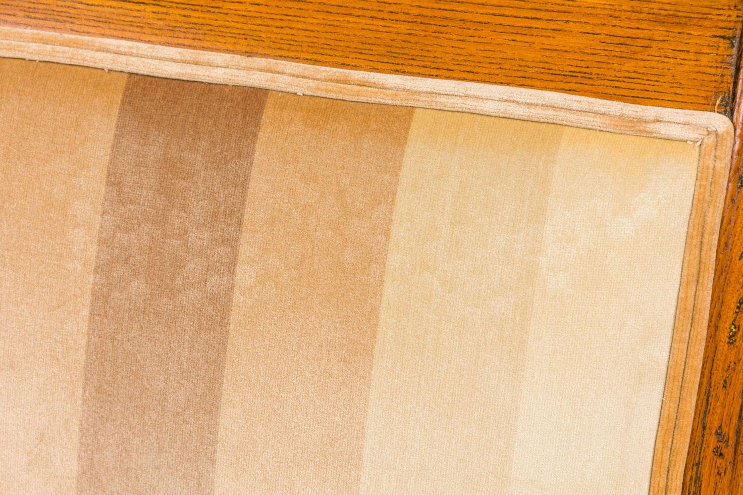 Pair of Continental Rustic Style Wooden Armchairs with Carved Owl Head Armrests en venta 5