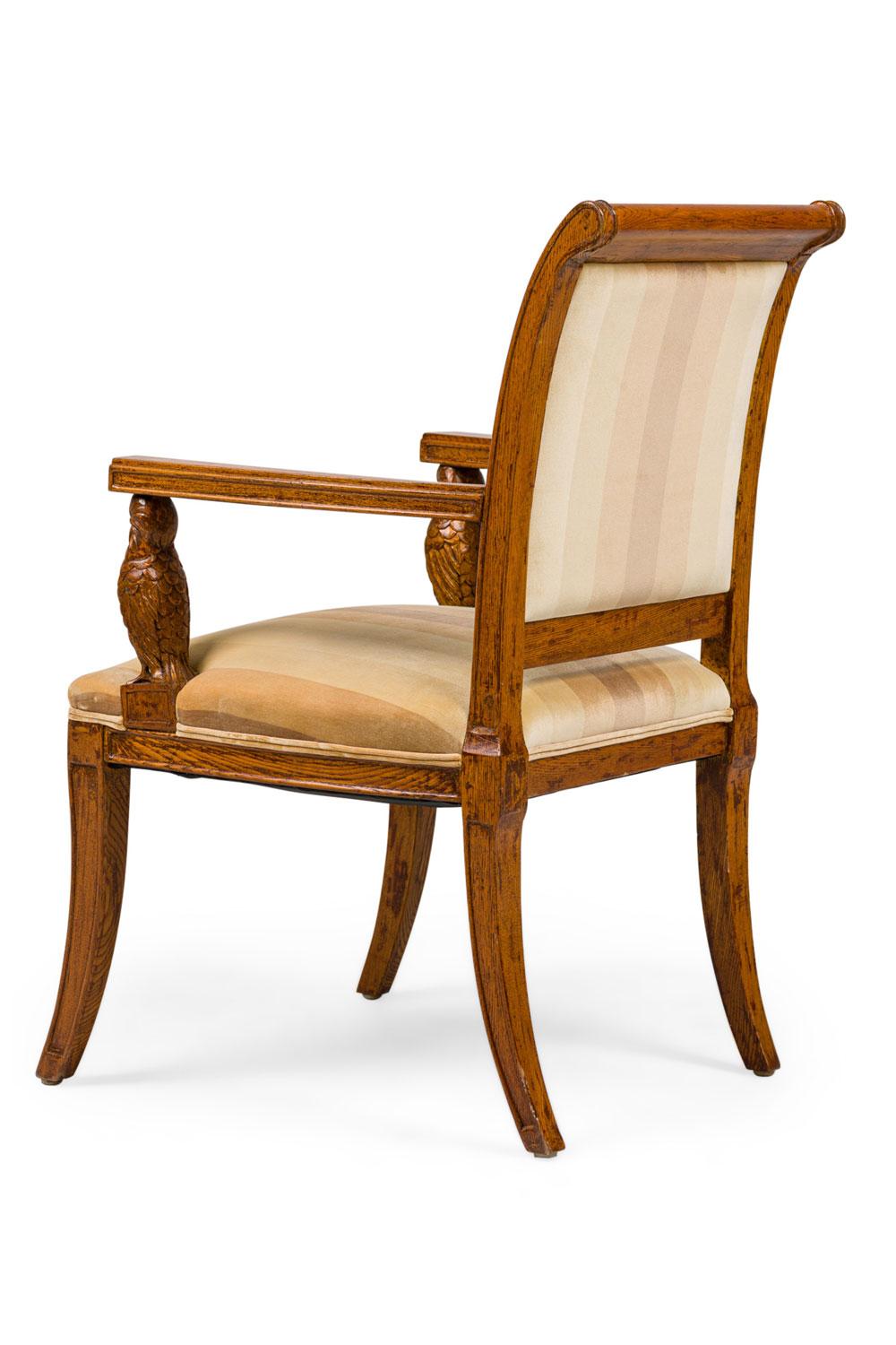 Pair of Continental Rustic Style Wooden Armchairs with Carved Owl Head Armrests Tallado en venta