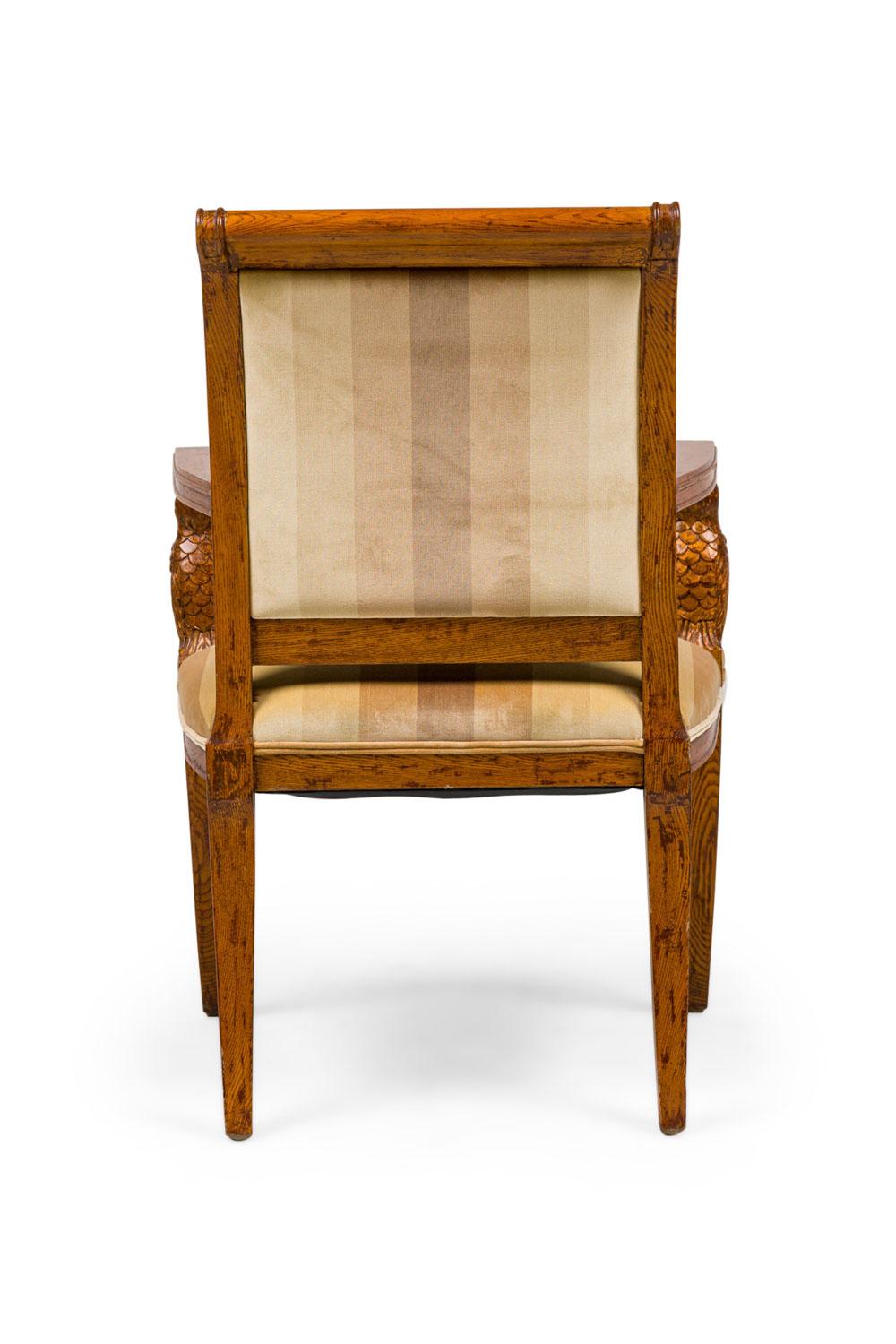 Pair of Continental Rustic Style Wooden Armchairs with Carved Owl Head Armrests en Bueno estado para la venta en Queens, NY