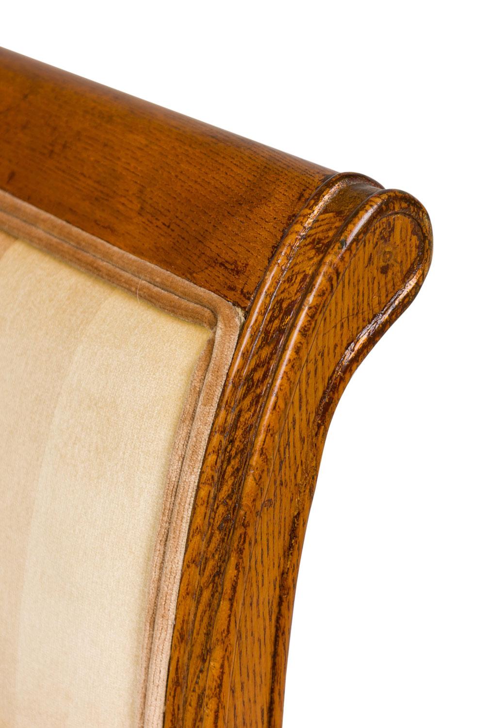 Pair of Continental Rustic Style Wooden Armchairs with Carved Owl Head Armrests Oro en venta