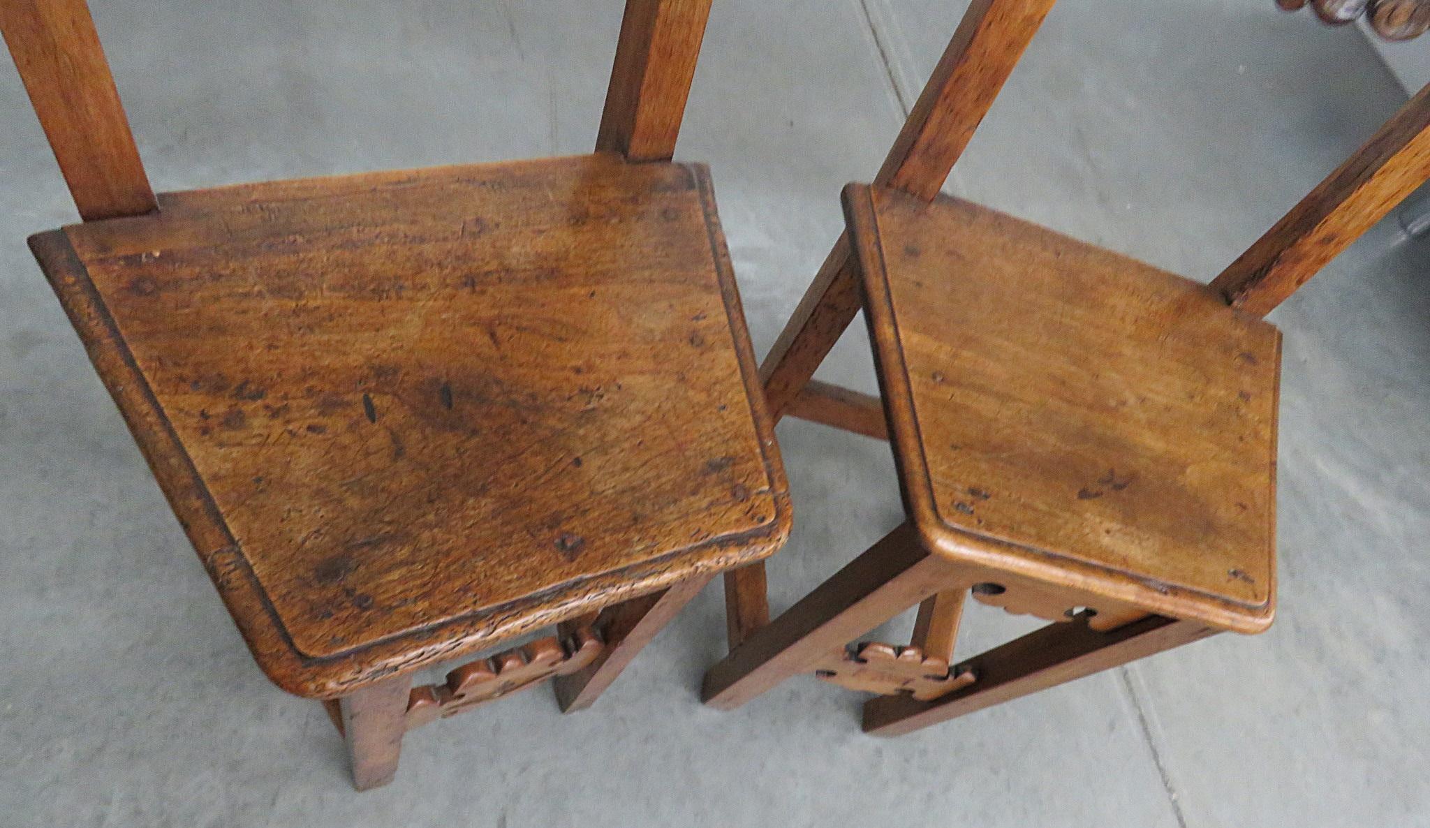 Paire d'anciennes chaises d'appoint provinciales italiennes en noyer sculpté en vente 3