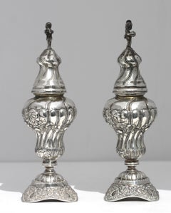 Paire de pots à épices recouverts d'argent de style continental