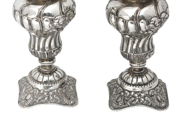 Ein Paar mit Silber überzogene Gewürzgefäße im kontinentalen Stil im Angebot bei 1stDibs Deutschland