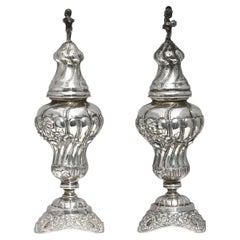 Paire de pots à épices recouverts d'argent de style continental