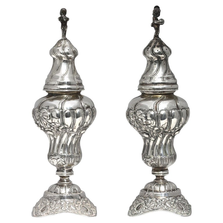 Ein Paar mit Silber überzogene Gewürzgefäße im kontinentalen Stil im Angebot bei 1stDibs Deutschland