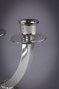 Coppia di candelabri Continental Art Deco a quattro luci in argento, circa 1920