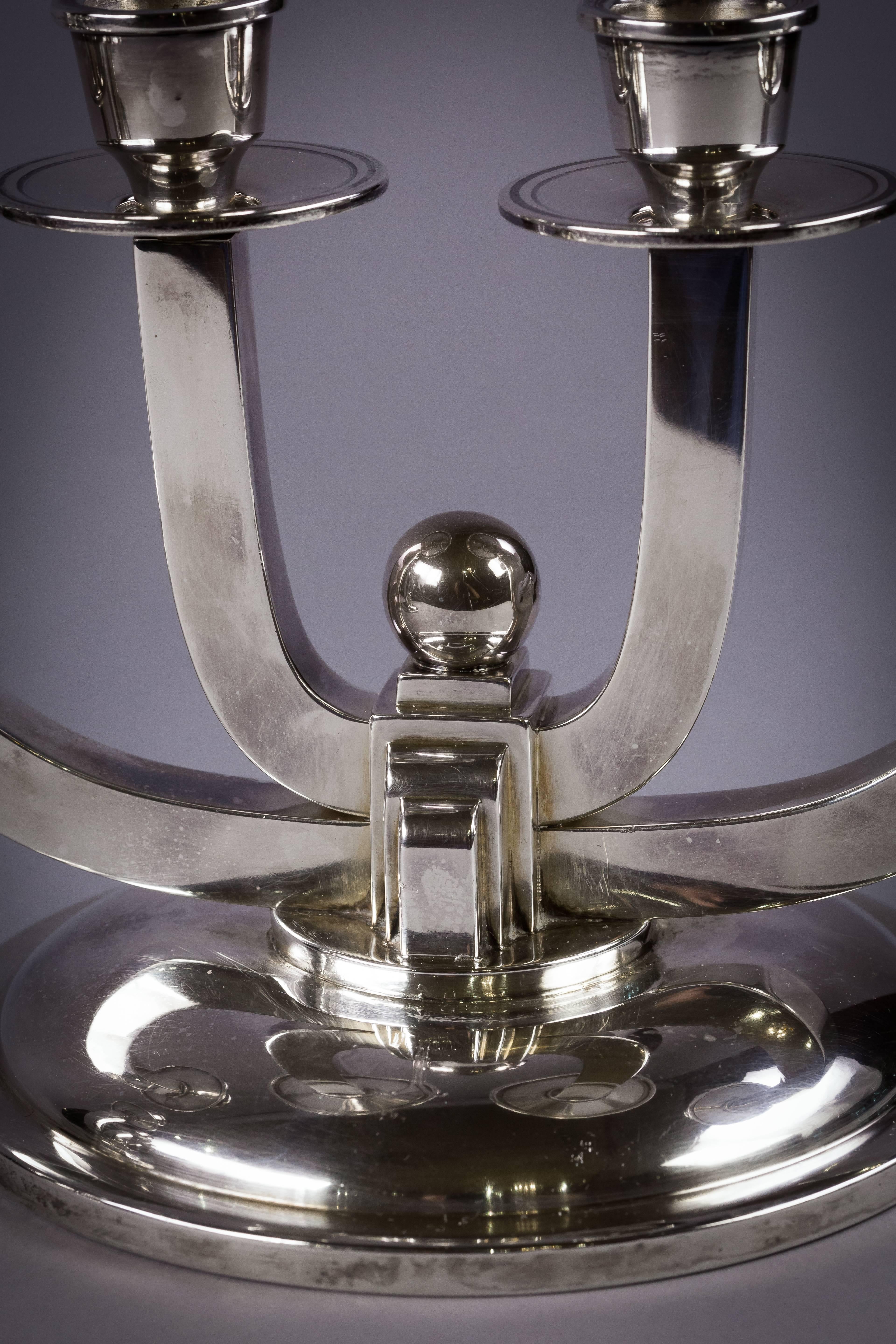Coppia di candelabri Continental Art Deco a quattro luci in argento, circa 1920 In condizioni ottime in vendita a New York, NY