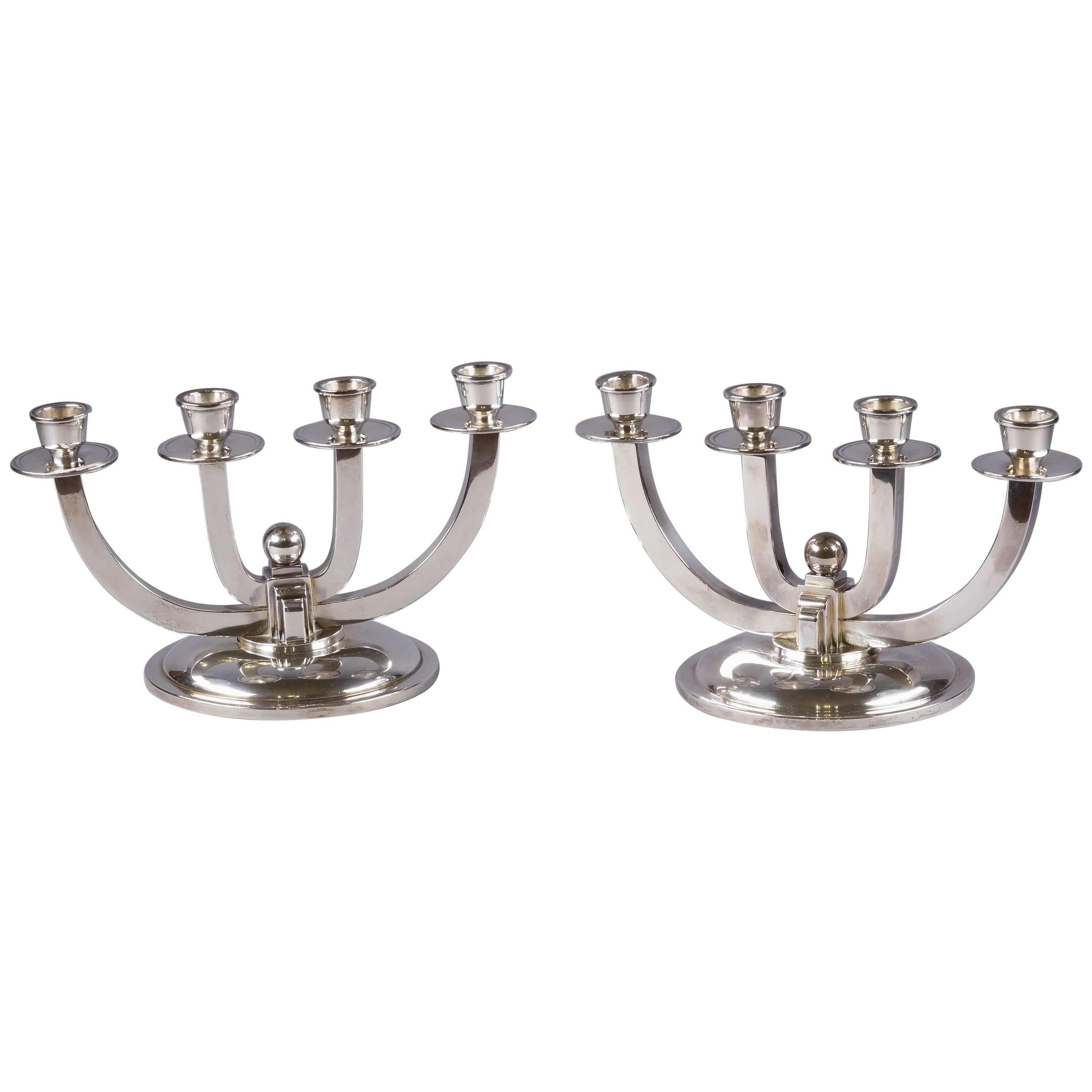 Coppia di candelabri Continental Art Deco a quattro luci in argento, circa 1920
