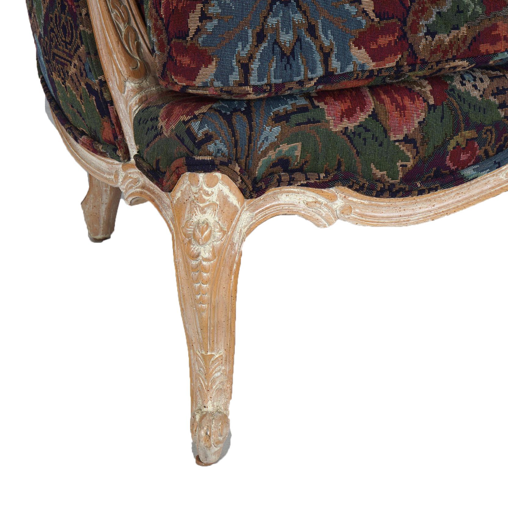 Coppia di poltrone Wingback stilizzate in stile continentale del XX secolo con arazzo In condizioni buone in vendita a Big Flats, NY