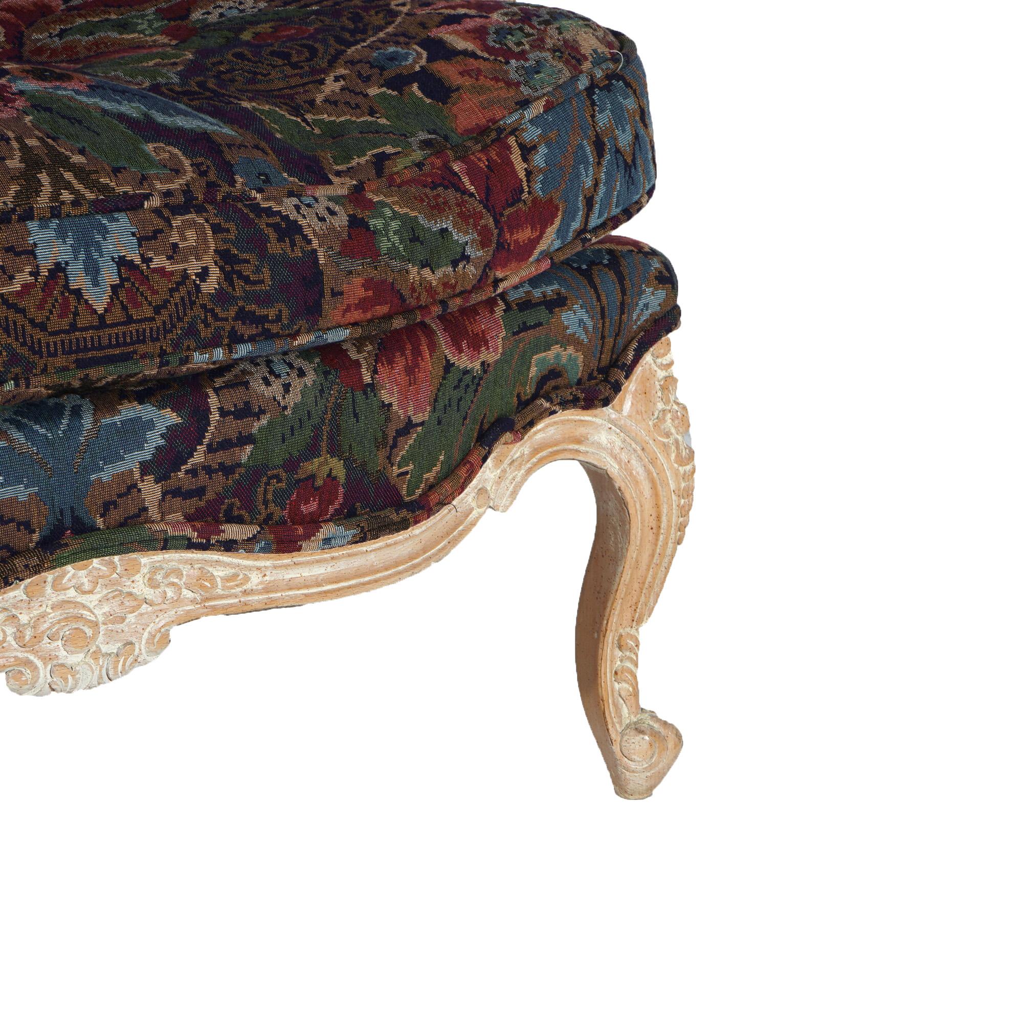 Arazzo Coppia di poltrone Wingback stilizzate in stile continentale del XX secolo con arazzo in vendita