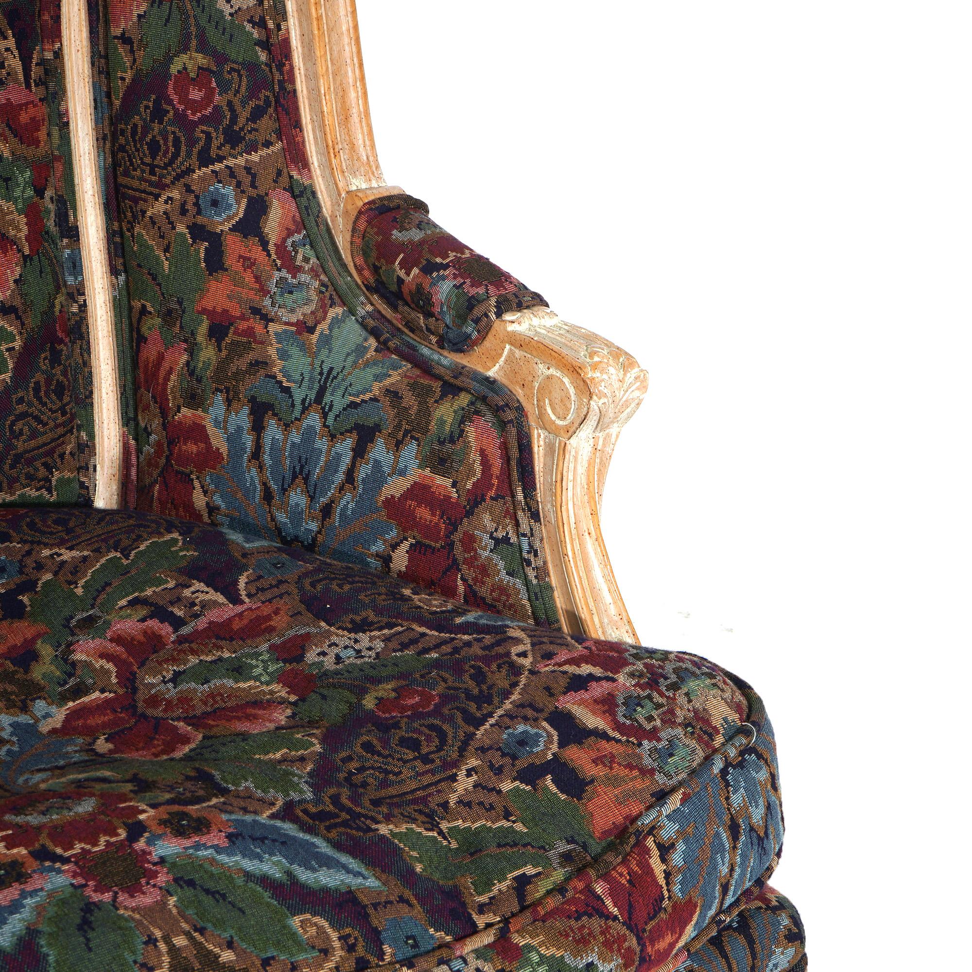Coppia di poltrone Wingback stilizzate in stile continentale del XX secolo con arazzo in vendita 1