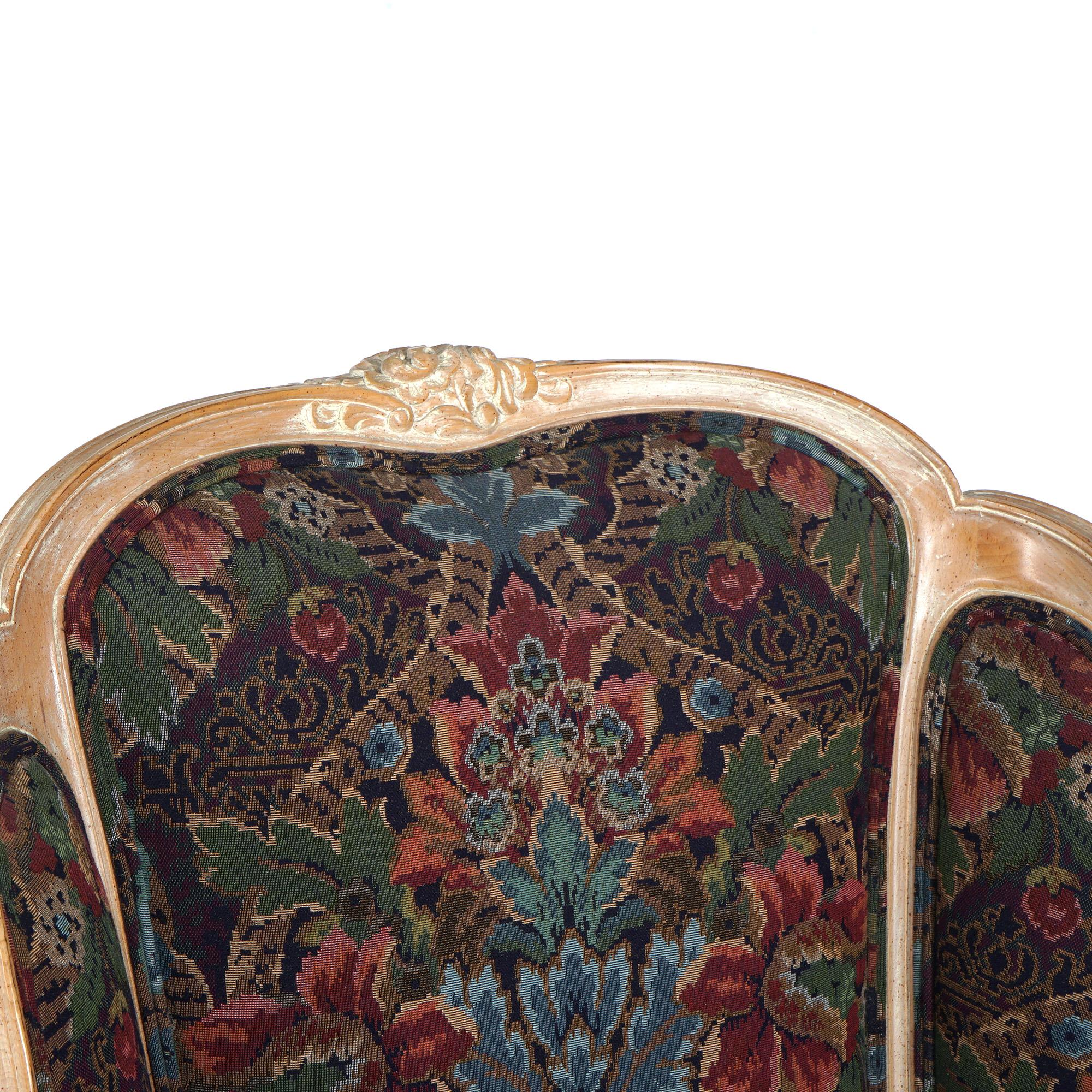 Coppia di poltrone Wingback stilizzate in stile continentale del XX secolo con arazzo in vendita 2