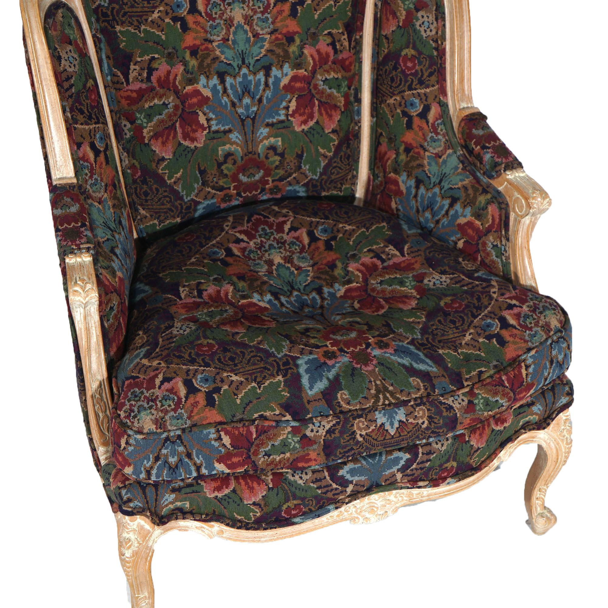 Coppia di poltrone Wingback stilizzate in stile continentale del XX secolo con arazzo in vendita 3