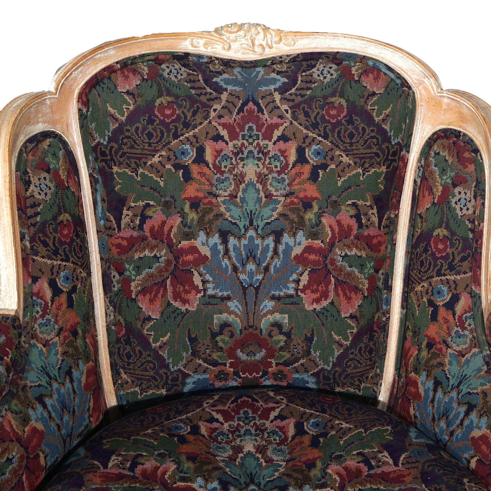 Coppia di poltrone Wingback stilizzate in stile continentale del XX secolo con arazzo in vendita 4
