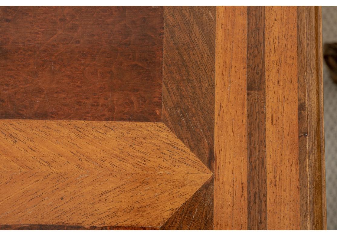 Paar Beistelltische aus Holz mit Intarsien im kontinentalen Stil im Angebot 1