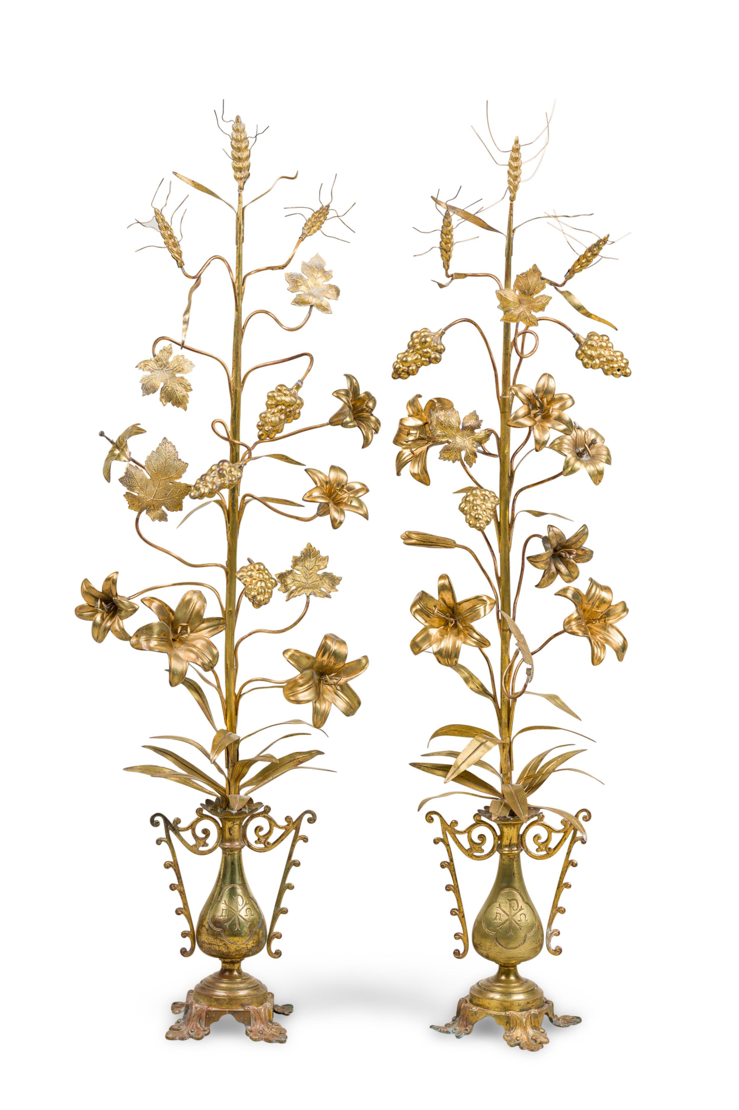 COPPIA di candelabri continentali (XIX secolo) in ottone a forma di vite con fiori e base ad urna (PREZZO A COPPIA)