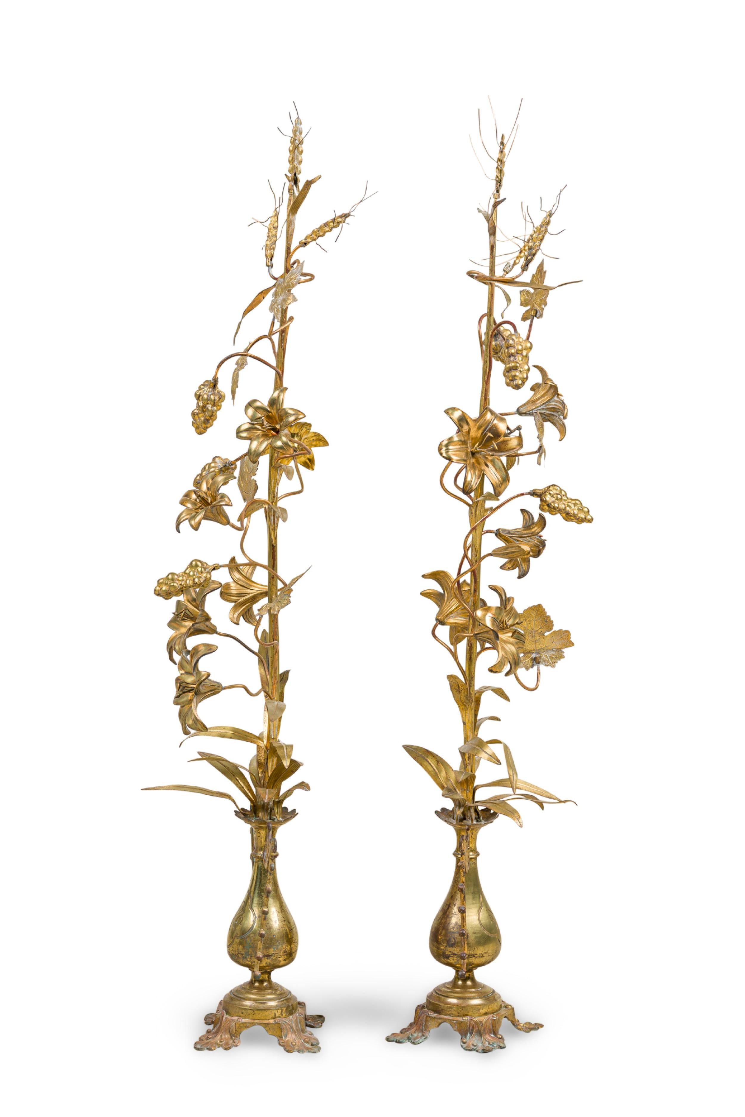 Biedermeier Coppia di candelabri continentali alti a forma di vite in ottone in vendita