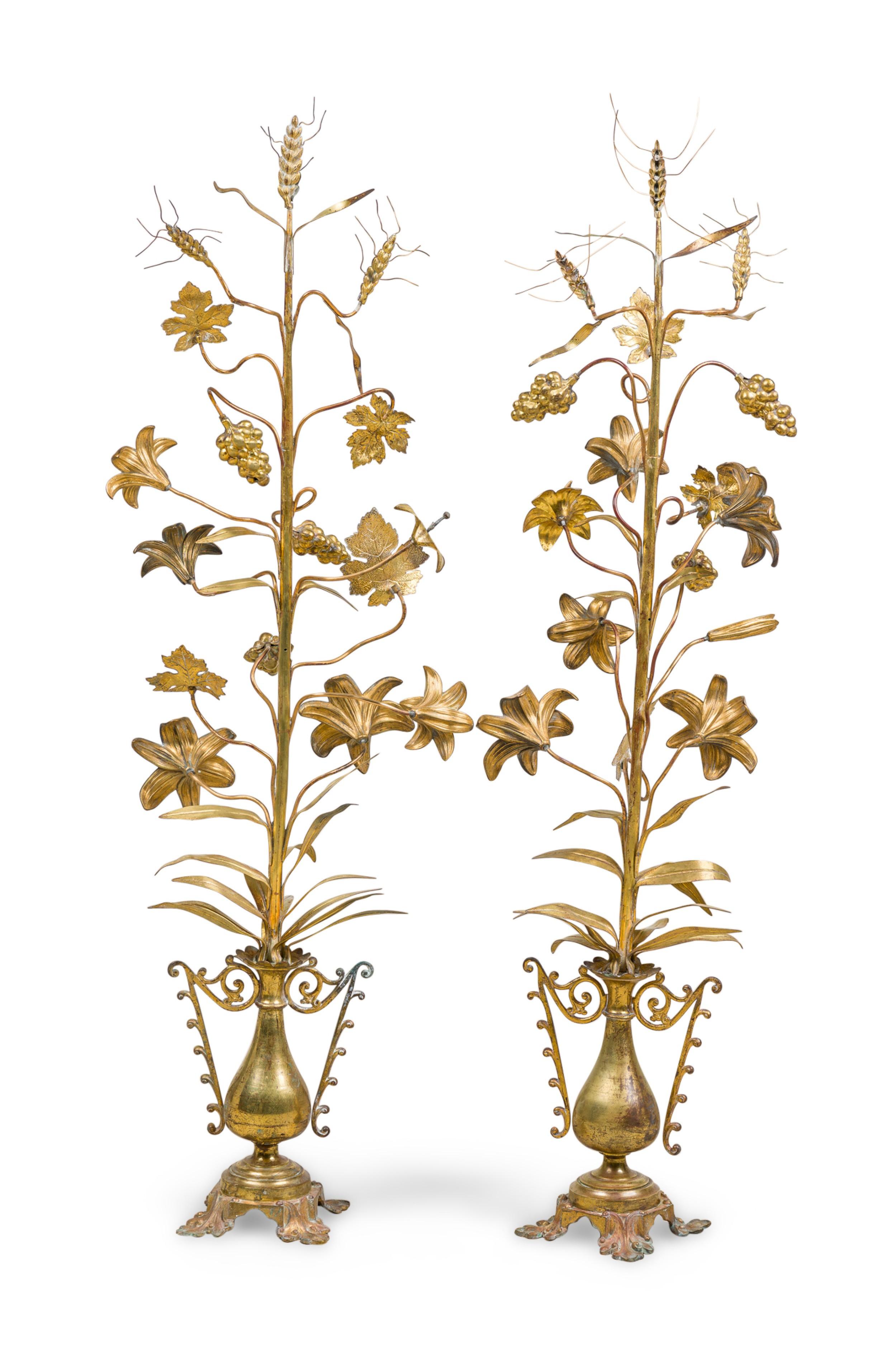 Sconosciuto Coppia di candelabri continentali alti a forma di vite in ottone in vendita