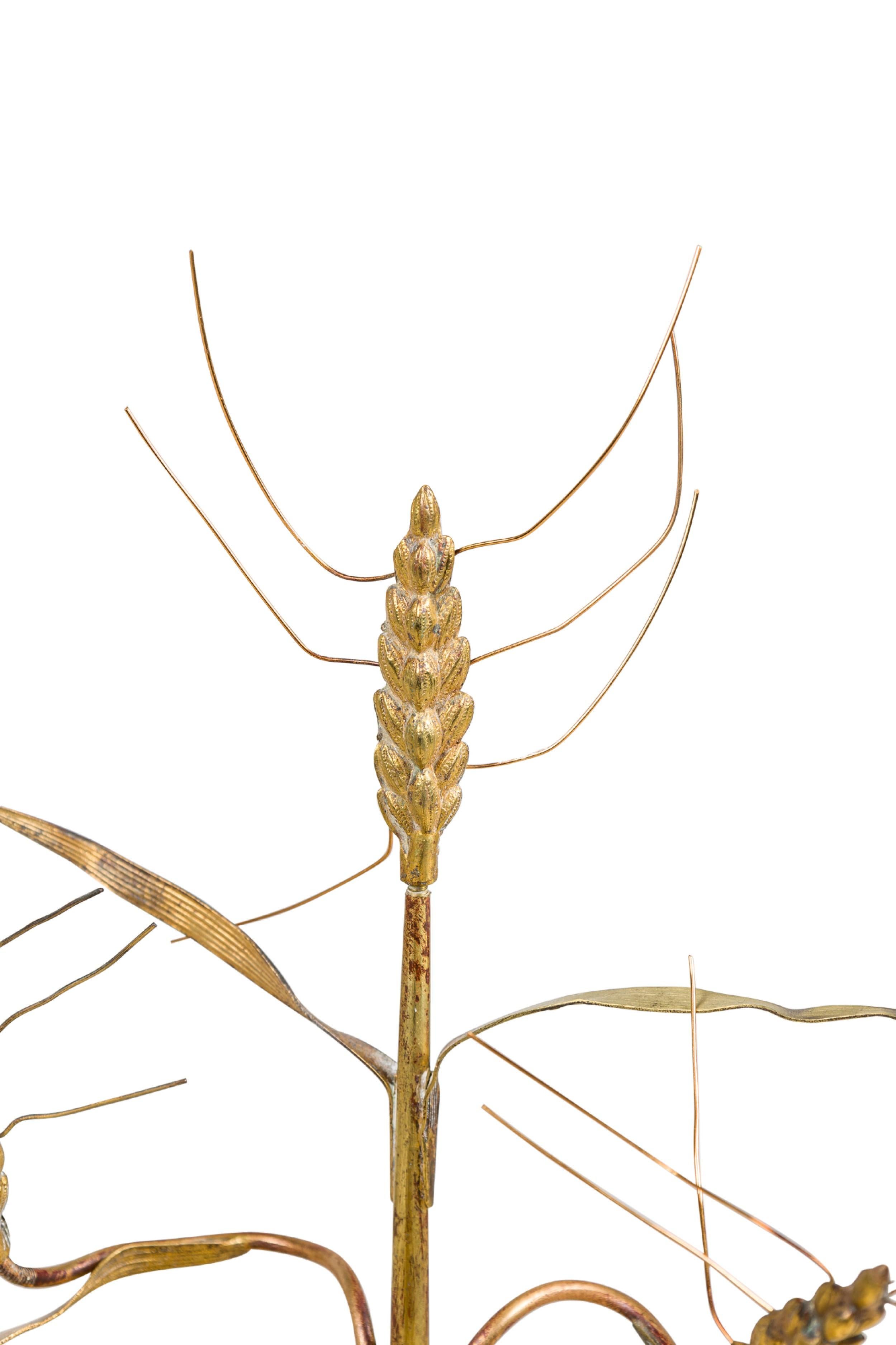 XIX secolo Coppia di candelabri continentali alti a forma di vite in ottone in vendita