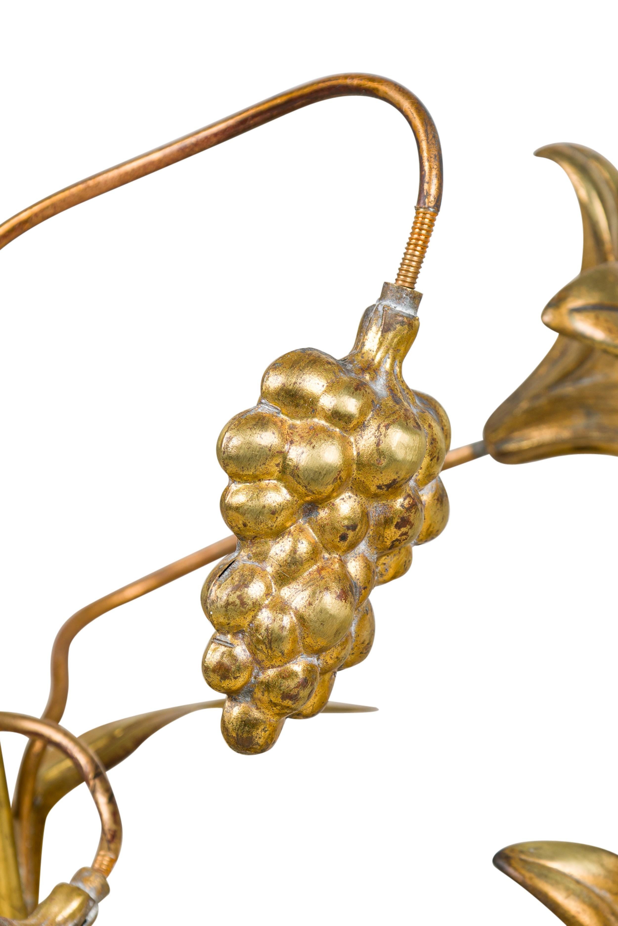 Ottone Coppia di candelabri continentali alti a forma di vite in ottone in vendita