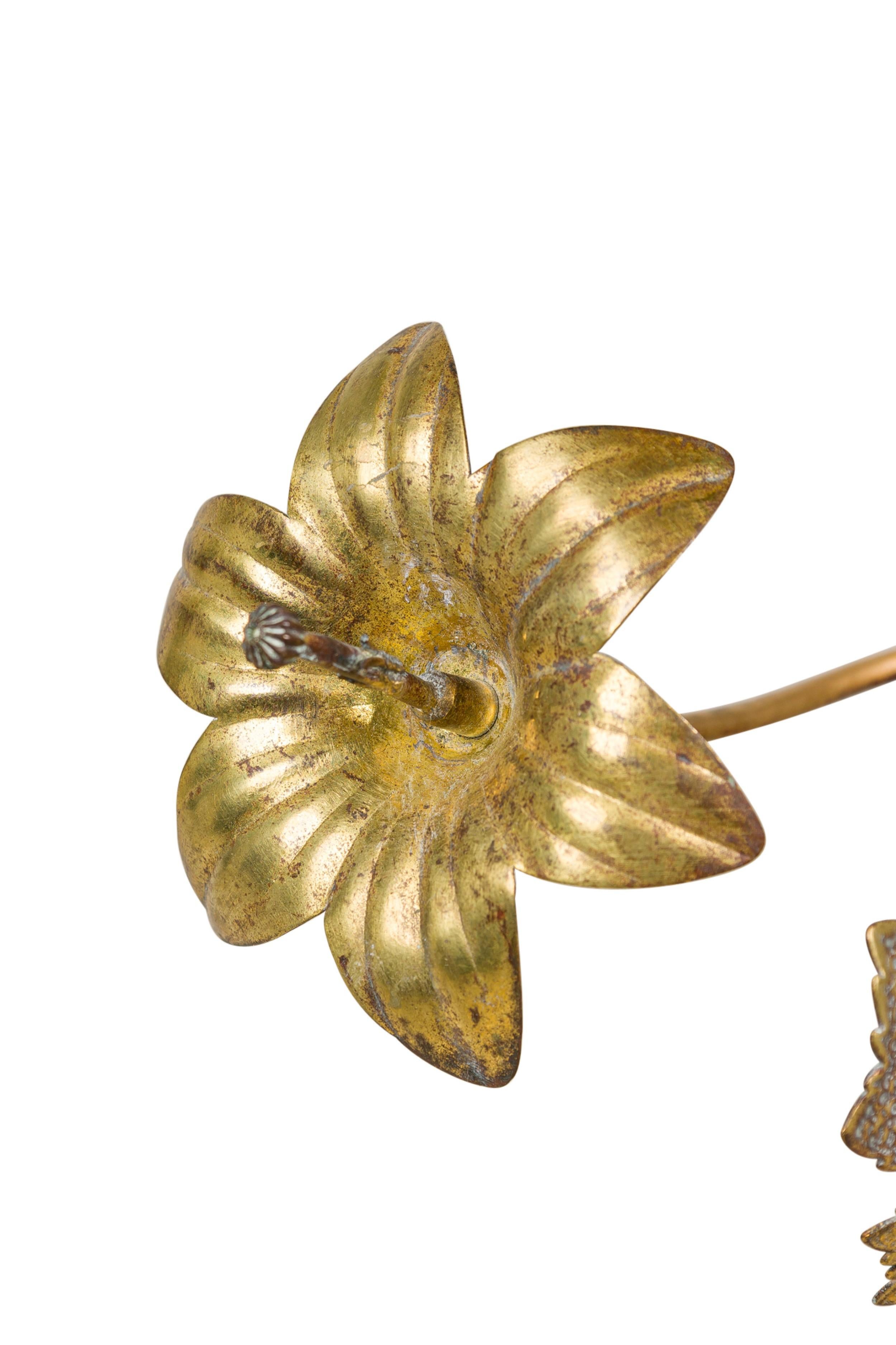 Coppia di candelabri continentali alti a forma di vite in ottone in vendita 1