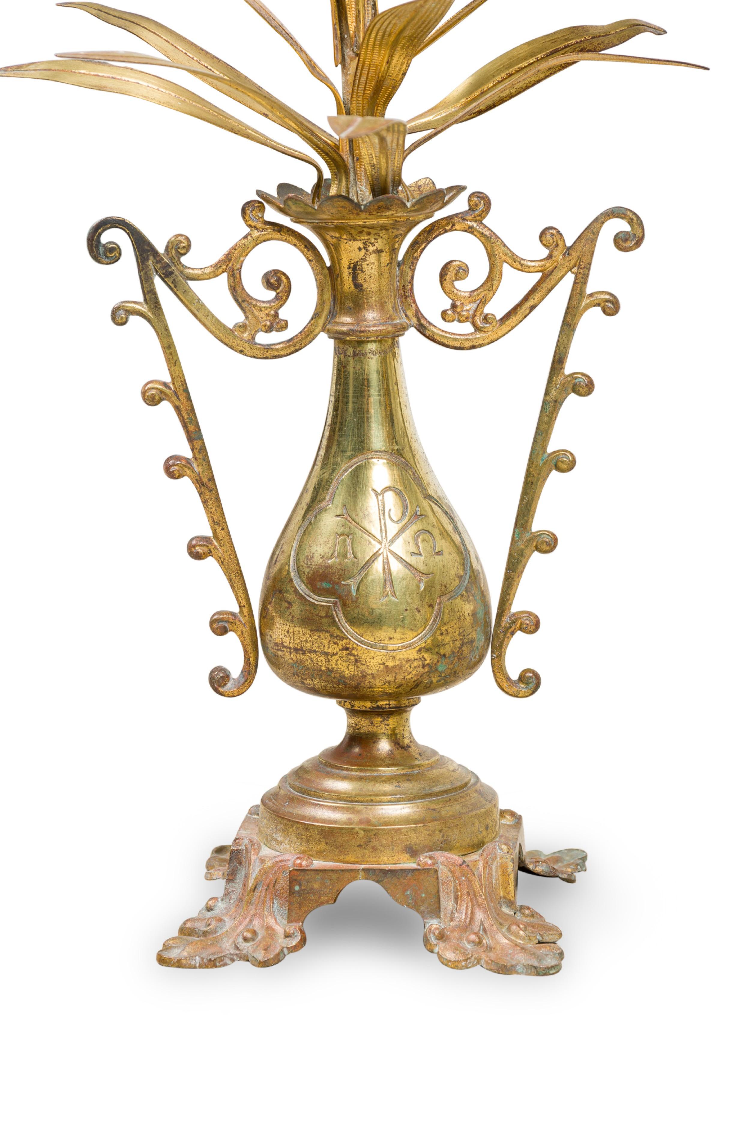 Coppia di candelabri continentali alti a forma di vite in ottone in vendita 2