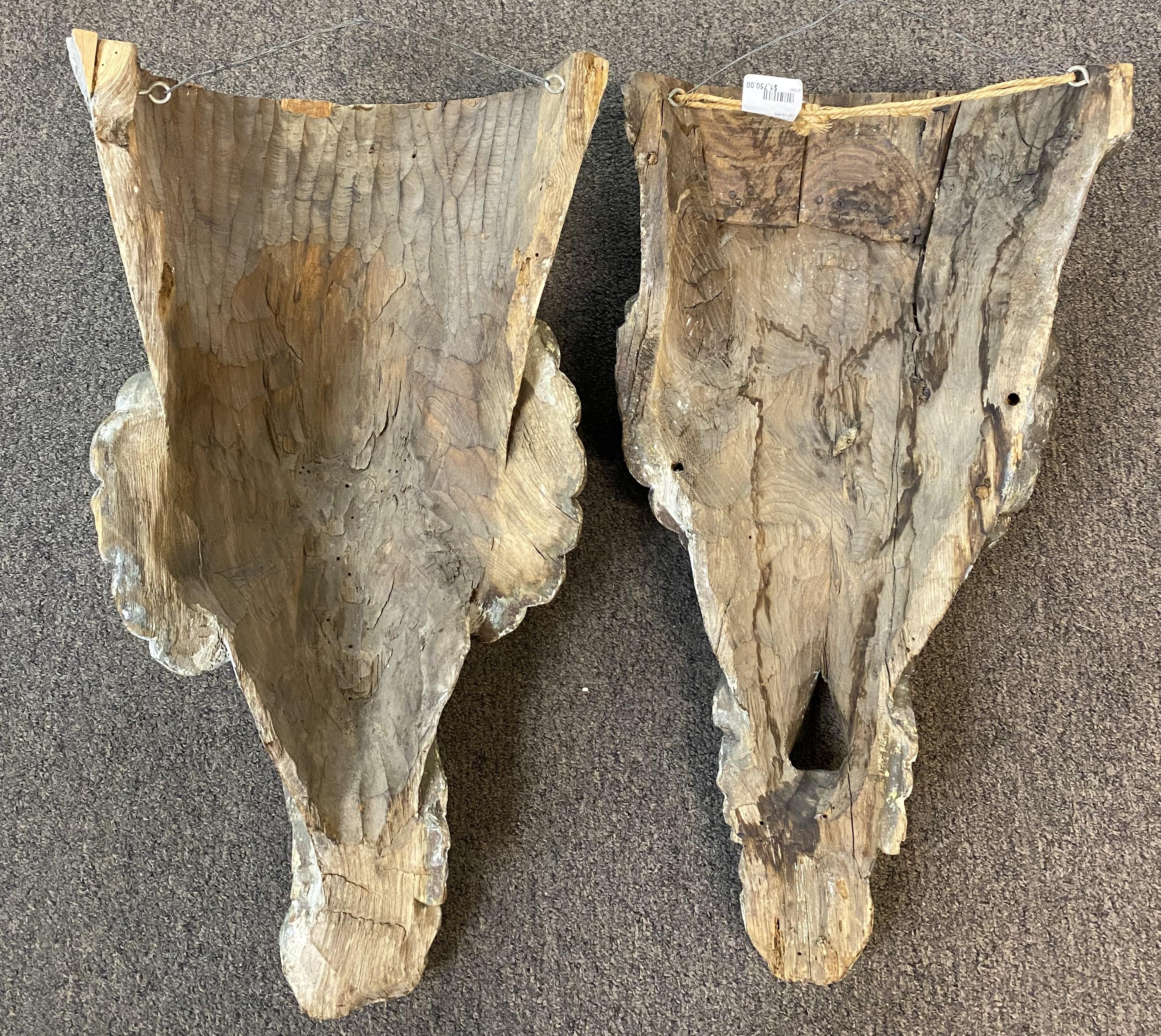 Pareja de Apliques o Ménsulas Figurales Policromadas de Madera Tallada Continentales en venta 5