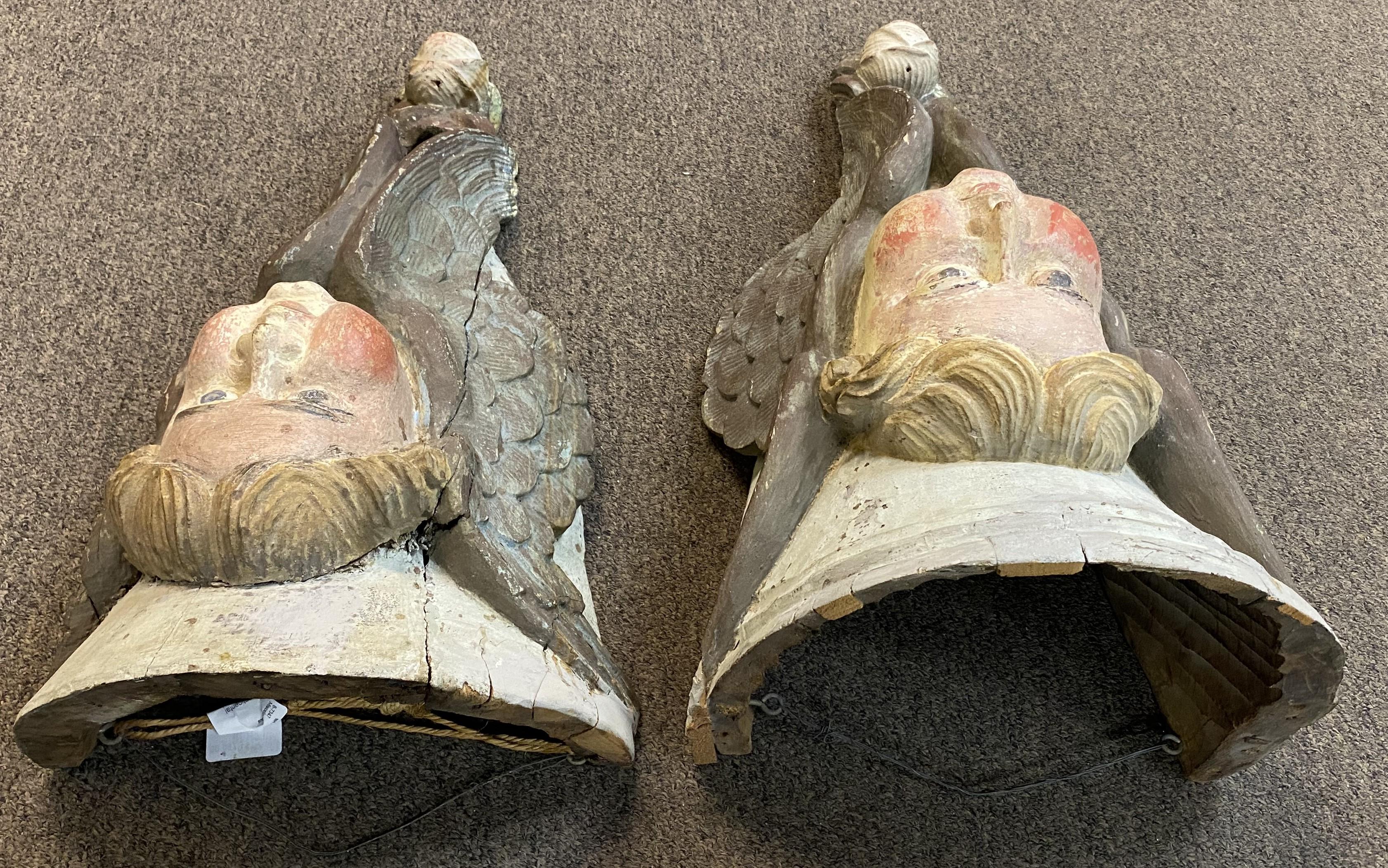 Pareja de Apliques o Ménsulas Figurales Policromadas de Madera Tallada Continentales siglo XIX en venta