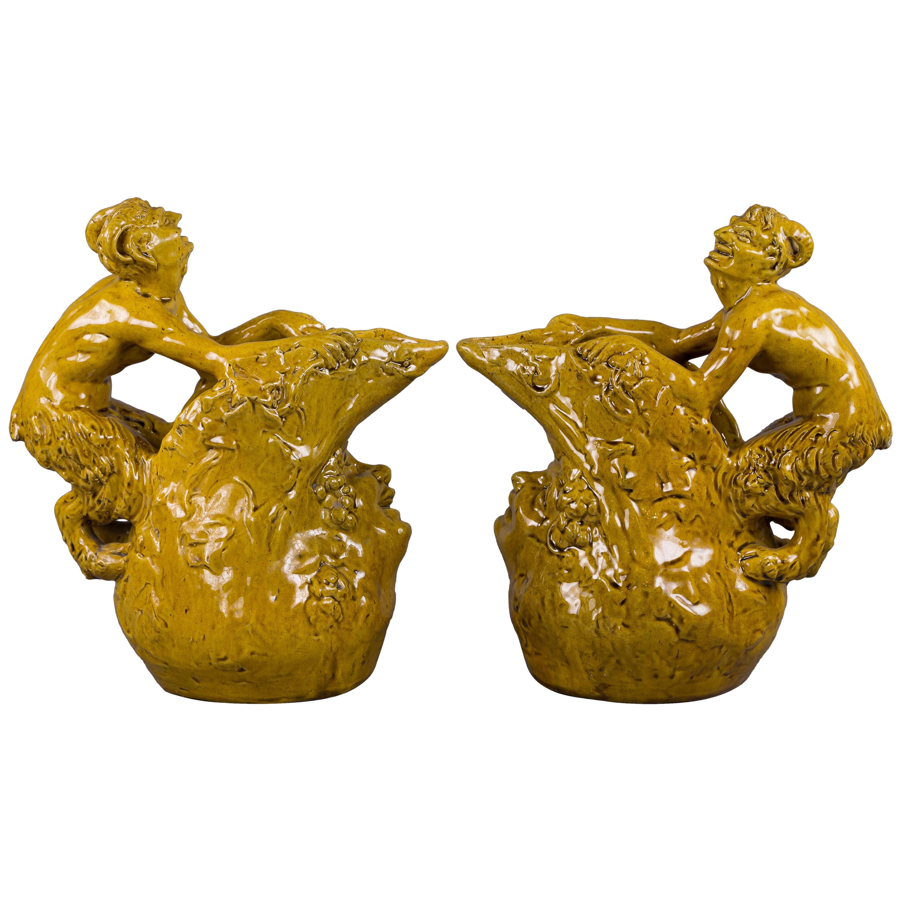 Paar kontinentale gelb glasierte Figurenkrüge, um 1870 im Angebot