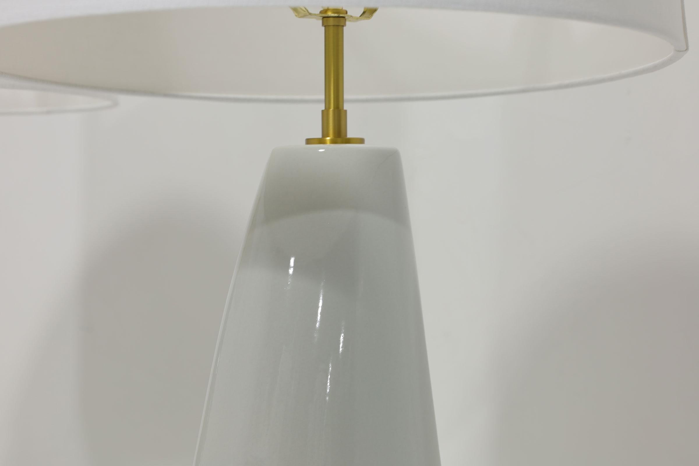 Ein Paar organisch geformte Keramik-Tischlampen von Kelly Wearstler.  Die Lampenschirme sind nicht enthalten.  Die Messung gilt nur für den Lampensockel bis zum oberen Ende des Kreuzblatts. Sockel ist 20 