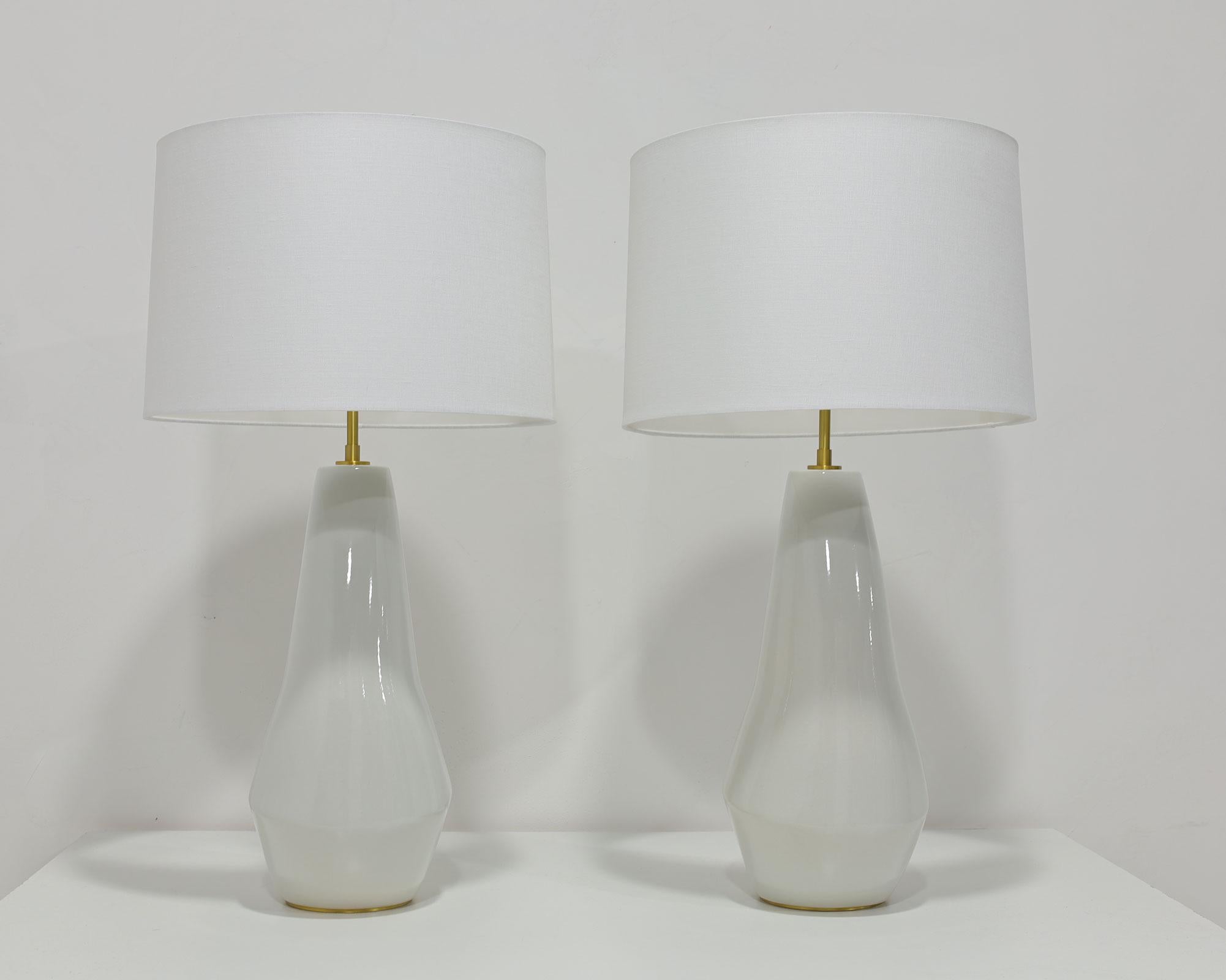 Pair of Contour Artic White Ceramic Table Lamps by Kelly Wearstler In Good Condition For Sale In Dallas, TX