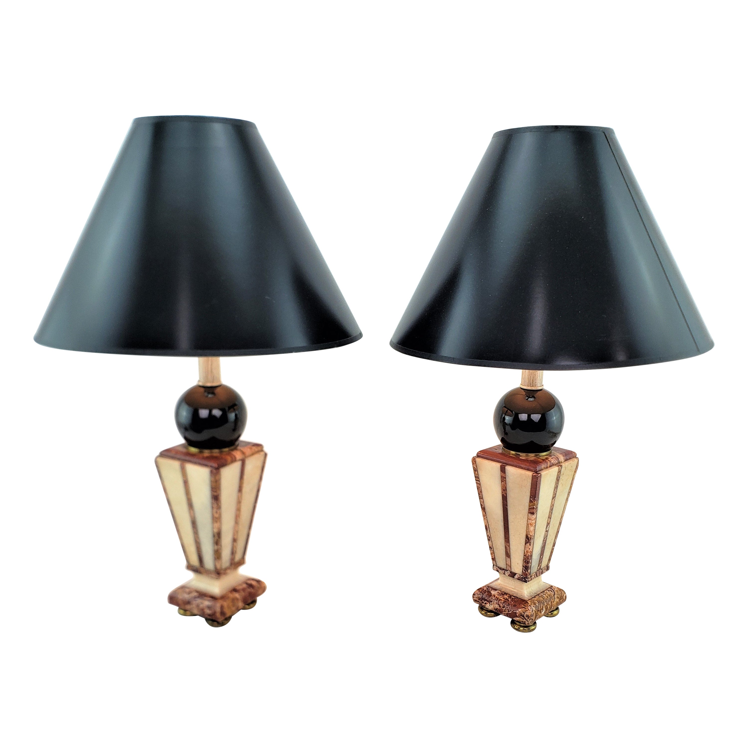 Pareja de pies de lámparas de sobremesa de mármol tallado geométrico bicolor de estilo Art Déco transformado