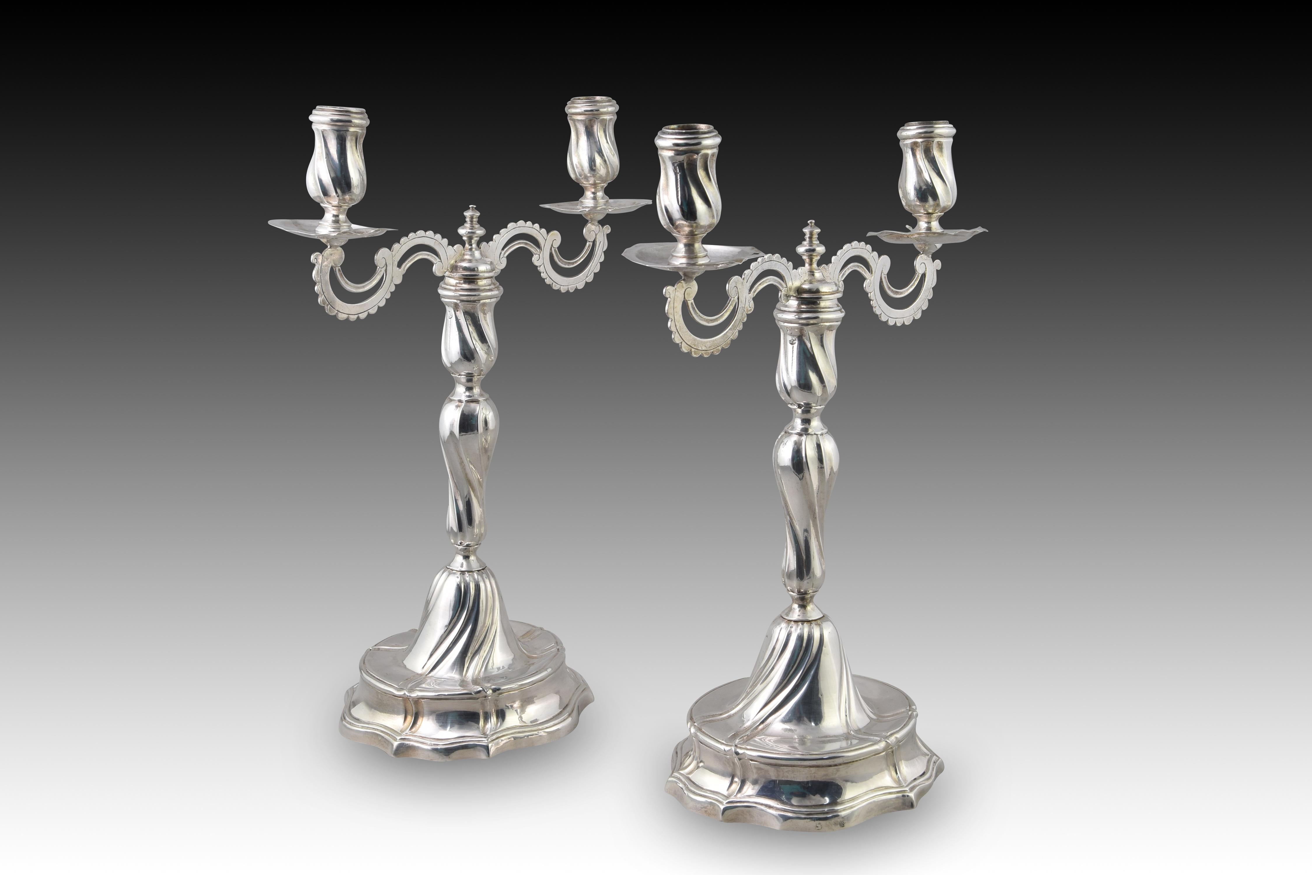 Paar umbaubare Kerzenhalter. Silber. MARTINEZ MORENO, Mateo; MUÑOZ. Cordoba, Spanien, 1793. 
Mit Kontrast und Meißelspuren. 
Paar silberne Kerzenständer in ihrer Farbe, die Stücke haben, um sie in Kerzenständer mit zwei Lichtern zu konvertieren