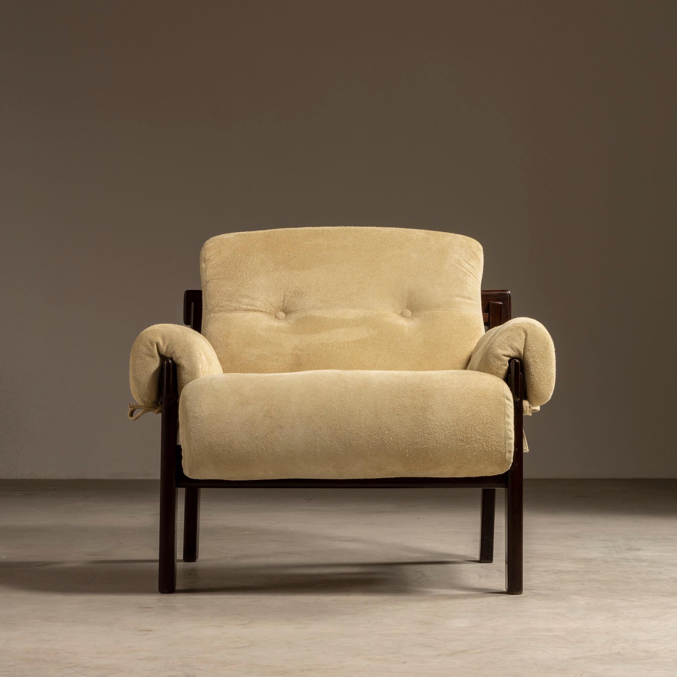 Ces exquises chaises longues Copa, conçues par le maître Jean Gillon, témoignent de son génie à créer des meubles à la fois fonctionnels et beaux. La structure, réalisée en bois dur brésilien massif, présente un design minimaliste et des équipements