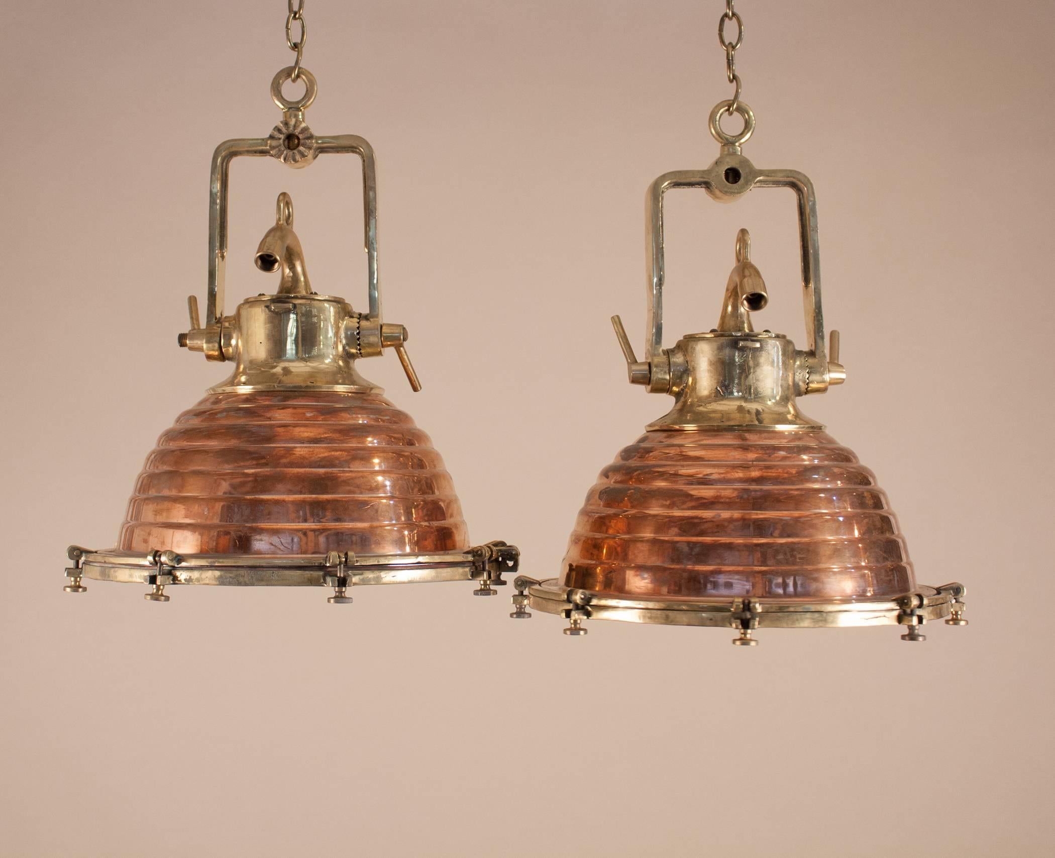 Une paire authentique de lumières de pont de bateau de taille moyenne en cuivre et en laiton:: datant du milieu du siècle dernier:: avec des intérieurs réfléchissants:: fabriquée par Wiska:: en Allemagne. La taille compacte des boîtiers en laiton et