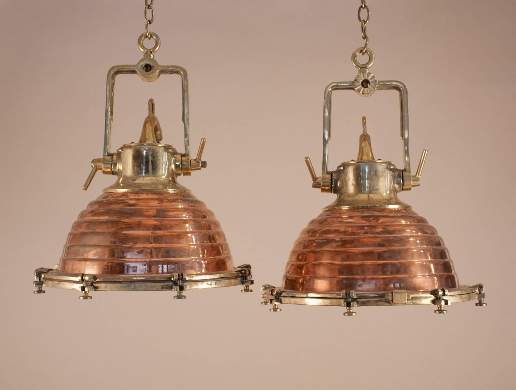 Industriel Paire de pendentifs nautiques en cuivre et laiton